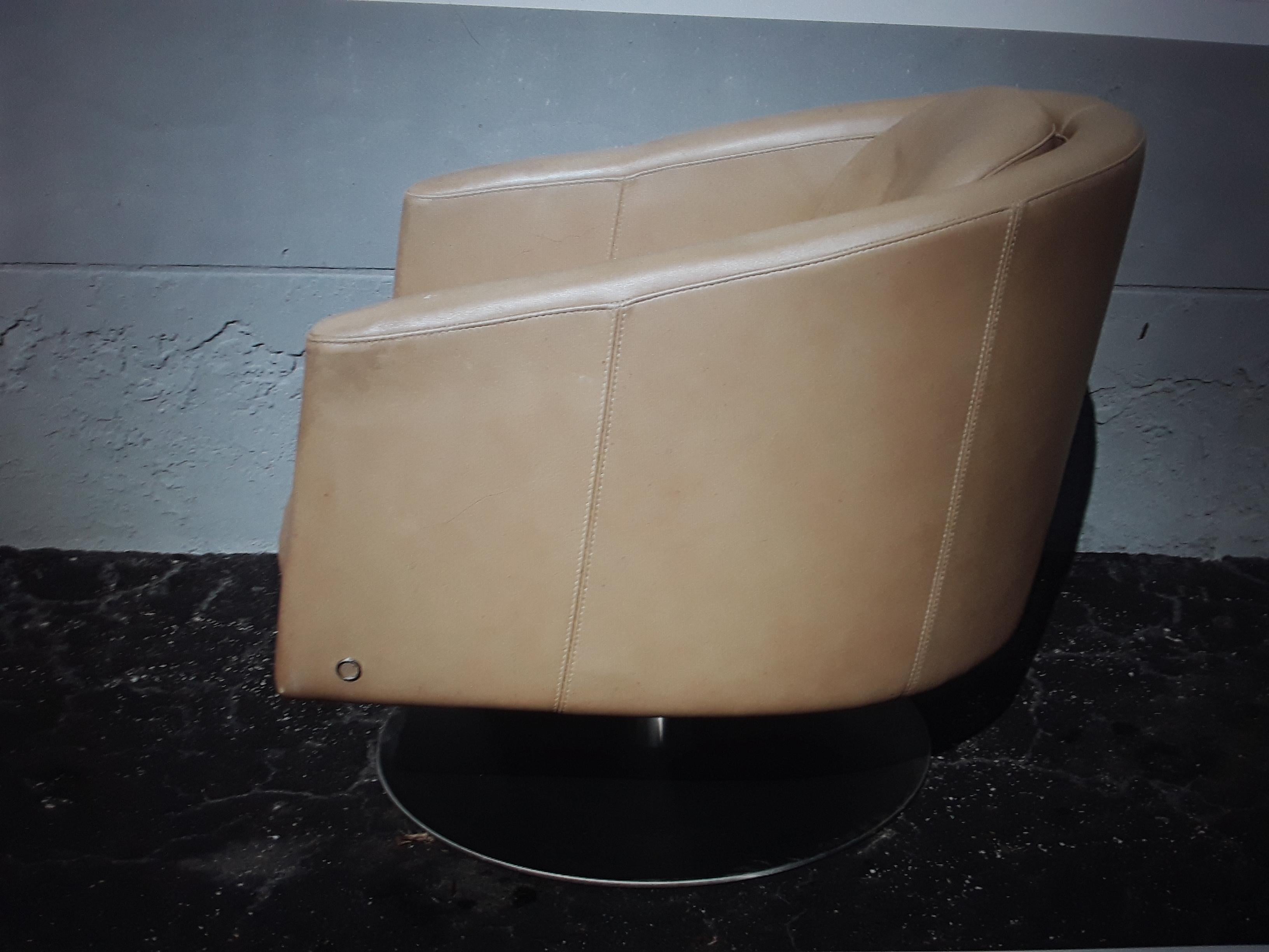 1960's Italian Art Deco style Natuzzi Leather Swivel Club Chair For Sale 3
