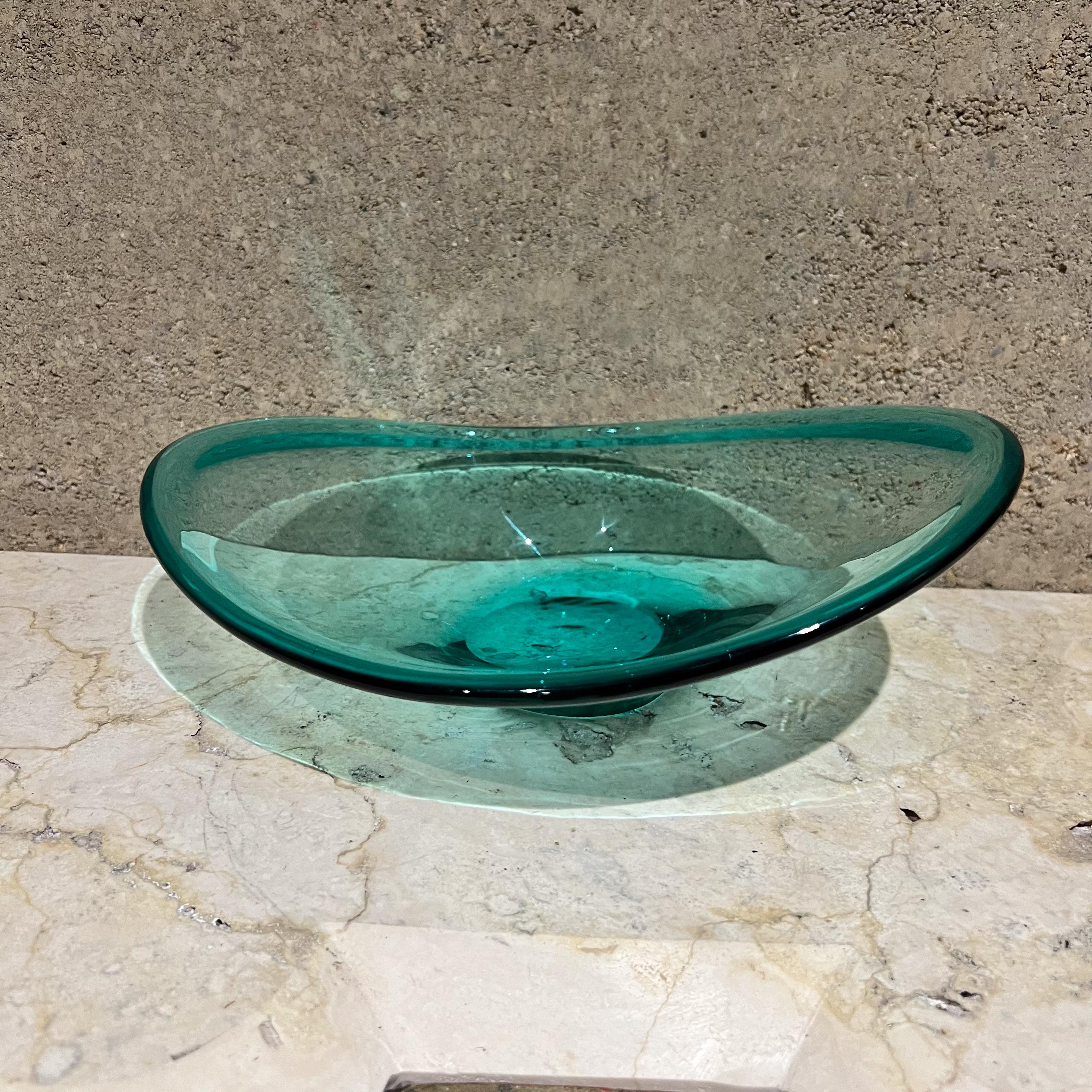 Azul Verde Cuenco escultórico de Murano base estrecha
Vidrio artístico italiano escultórico
10,5 ancho x 3,5 alto x 7,75 fondo
De segunda mano
Consulta las imágenes proporcionadas