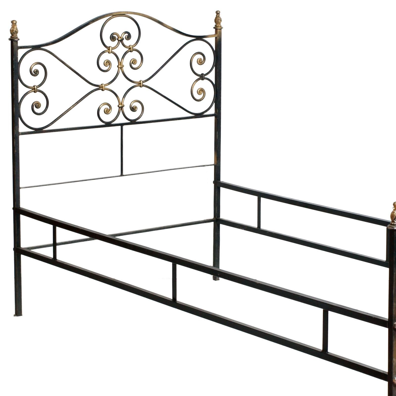 Italienisches Einzelbett aus lackiertem Schmiedeeisen, goldene Teile, 1960er Jahre, Jugendstil

Maße in cm: H 106/74, B 200, T 90.