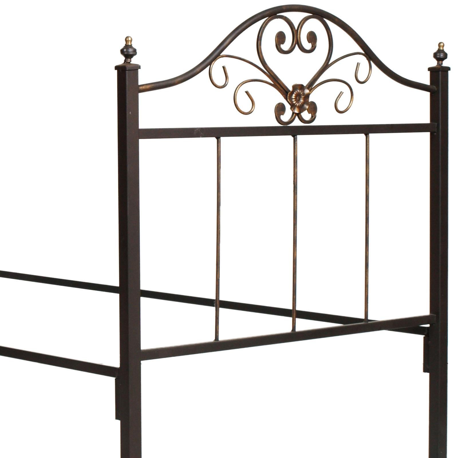 1960s Italian Art Nouveau Single Bed in Painted Wrought Iron, Golden Parts In Good Condition For Sale In Vigonza, Padua