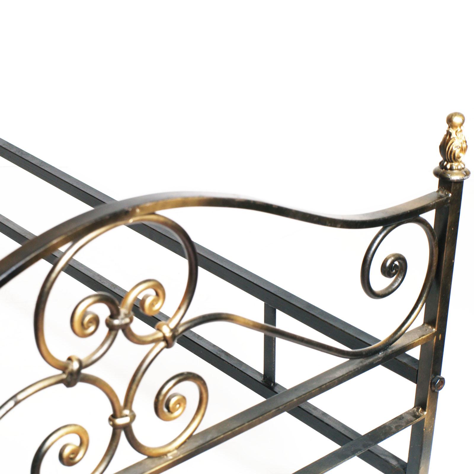 1960s Italian Art Nouveau Single Bed in Painted Wrought Iron, Golden Parts In Good Condition For Sale In Vigonza, Padua