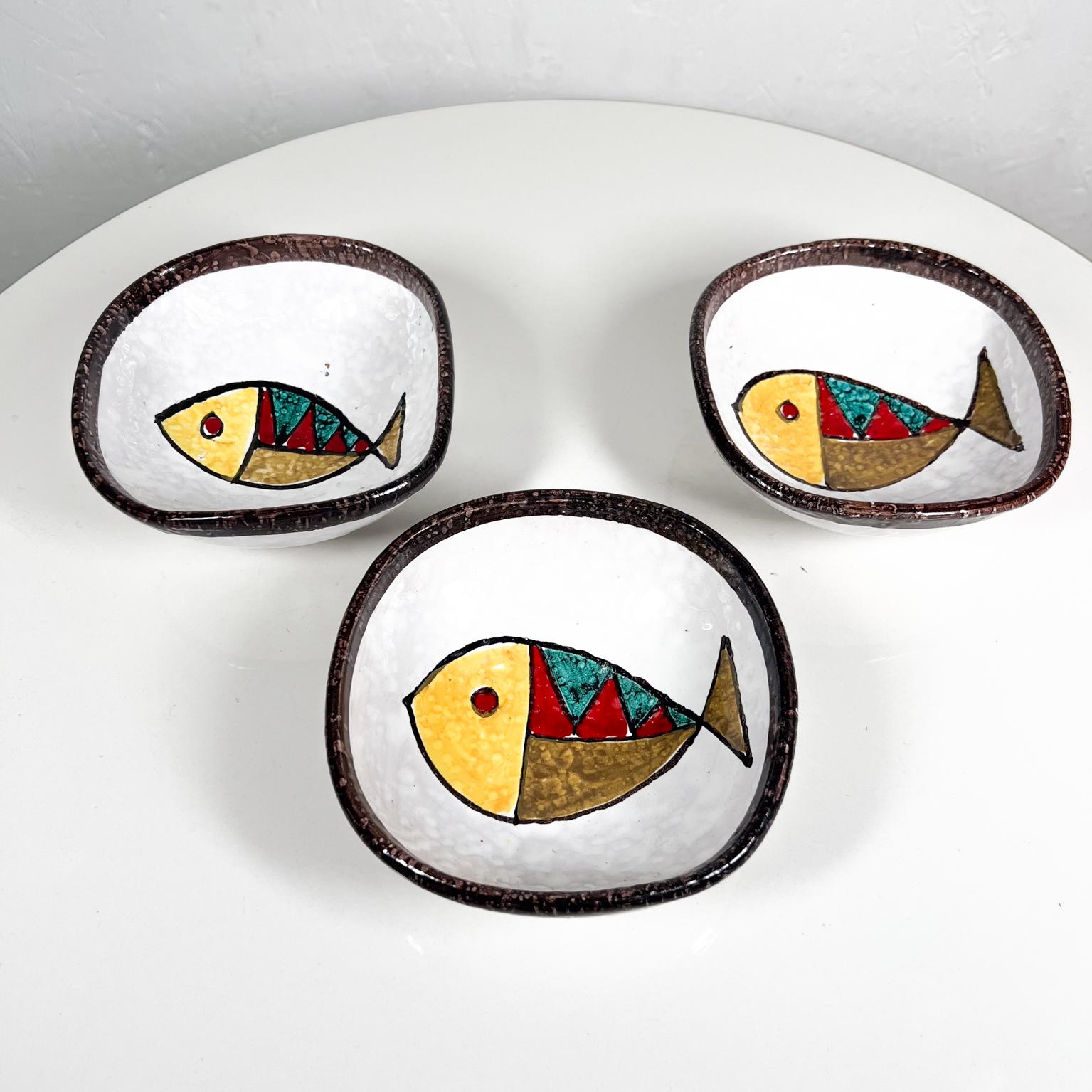 1960s Italian Art Pottery Three Lava Bowls Fish Design Italy In Good Condition In Chula Vista, CA