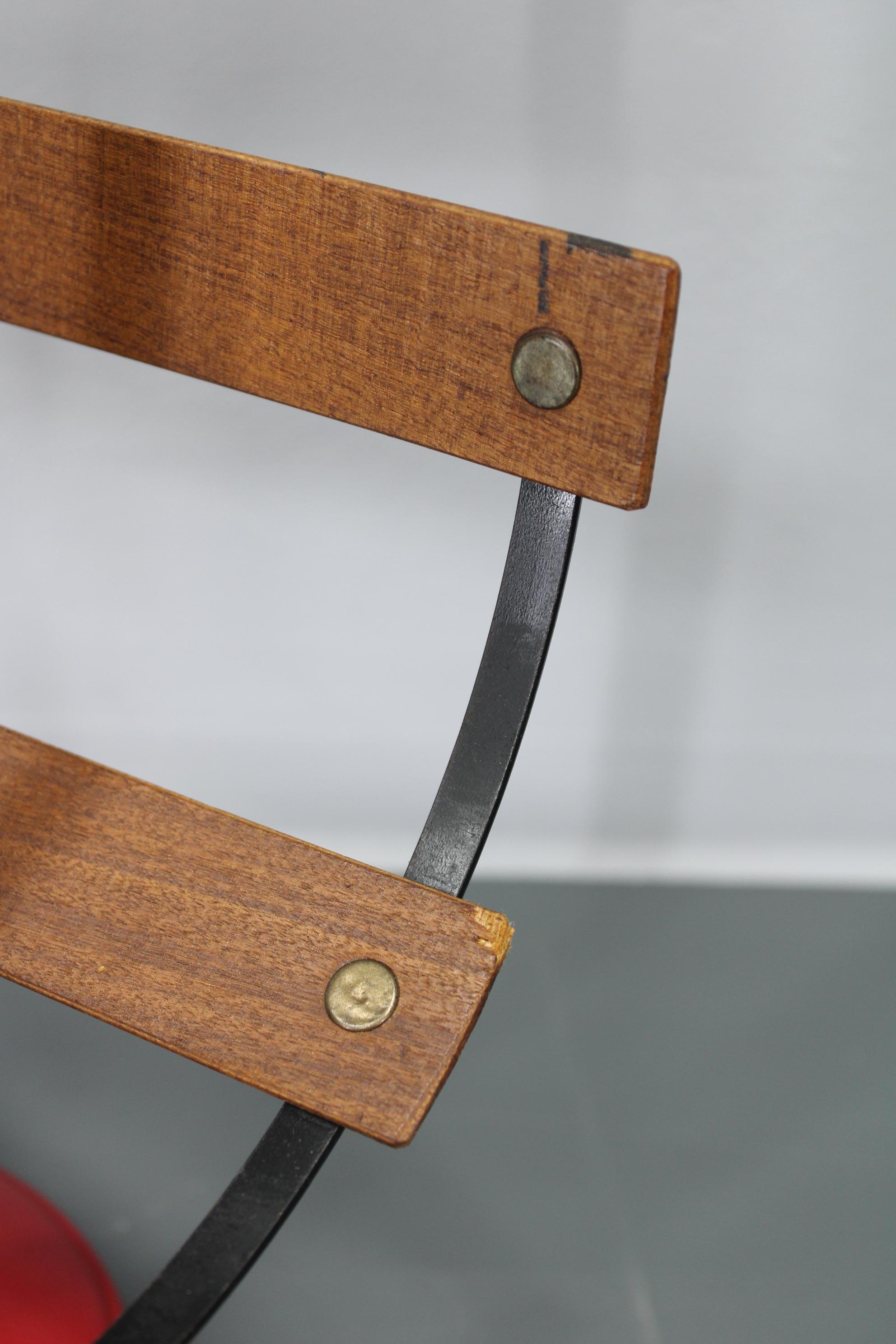 1960er Jahre Italienischer Aschenbecher Stand (Metall) im Angebot