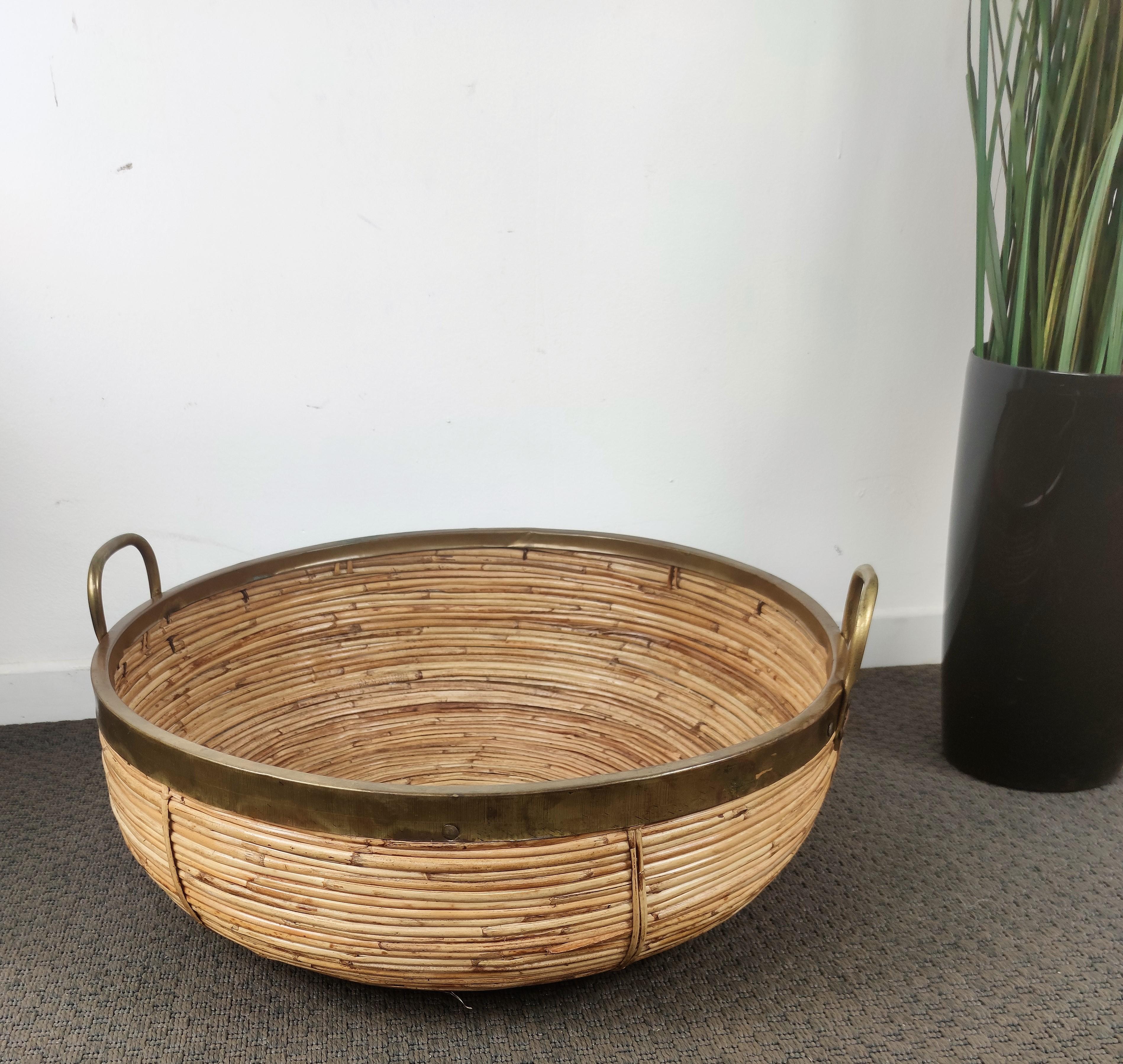 1960s Italian Bamboo Rattan and Brass Bohemian French Riviera Bowl Basket Tray In Good Condition In Carimate, Como