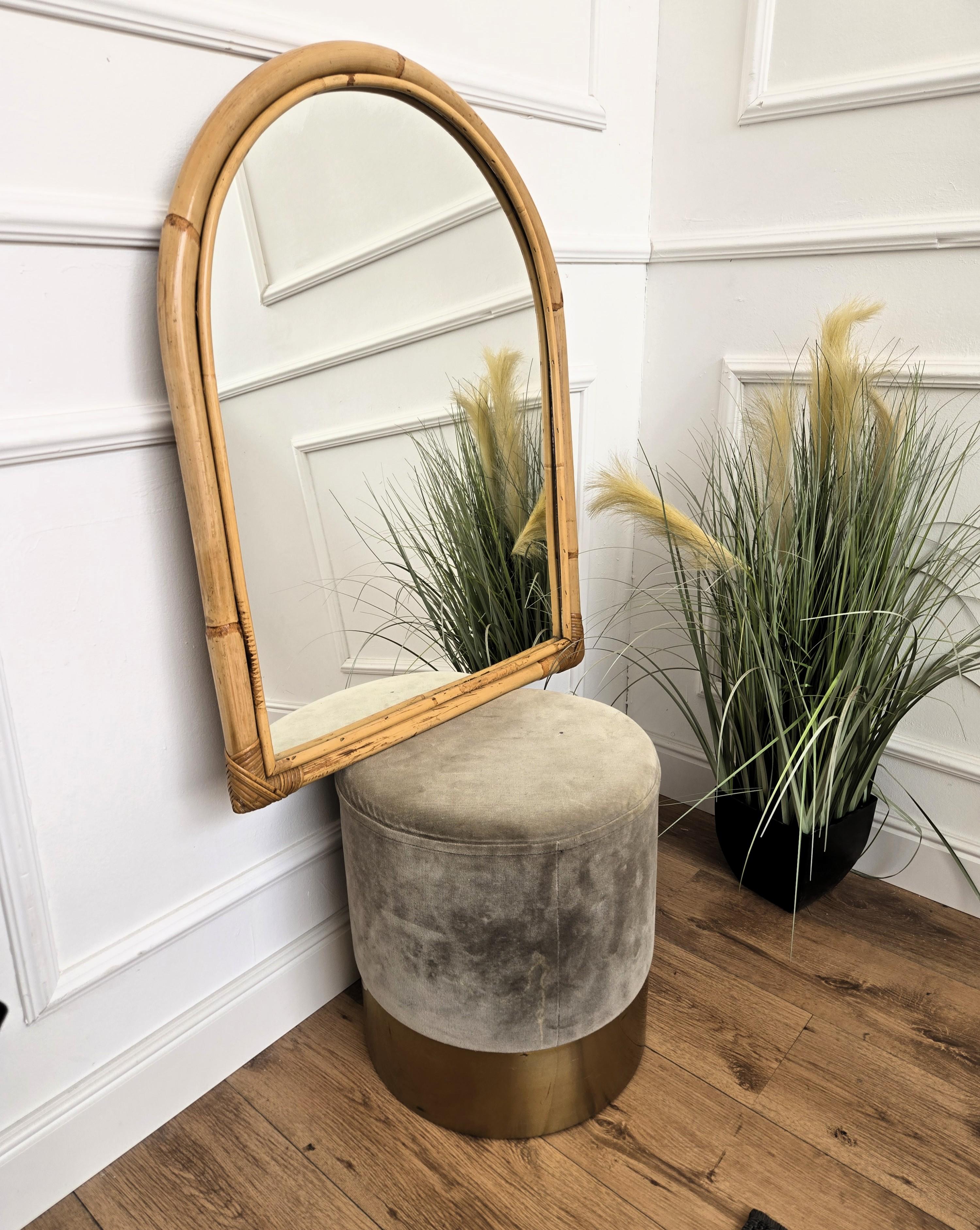 Magnifique miroir arqué italien Mid-Century Modern des années 1960, parfait dans n'importe quelle pièce ou dans une chambre à coucher. Cette charmante pièce est dans le style typique d'Audoux et Minet où la beauté organique des matériaux tressés est