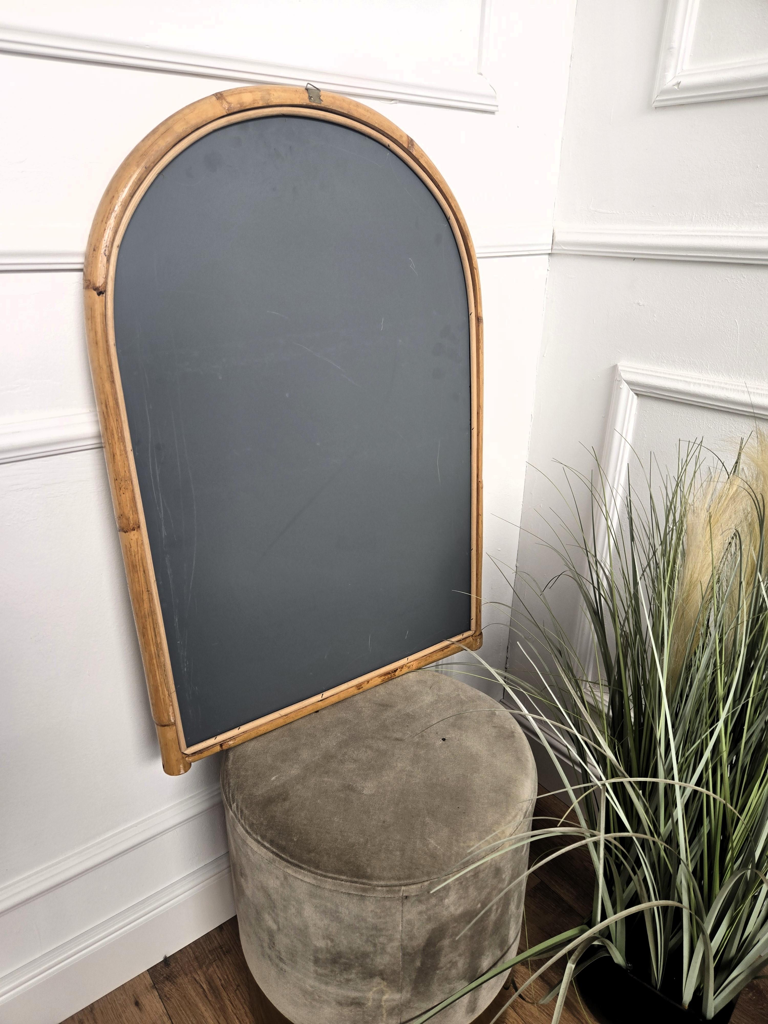 Espejo de pared arqueado de la Riviera francesa bohemia italiana de los años 60 de ratán de bambú Provincial francés en venta