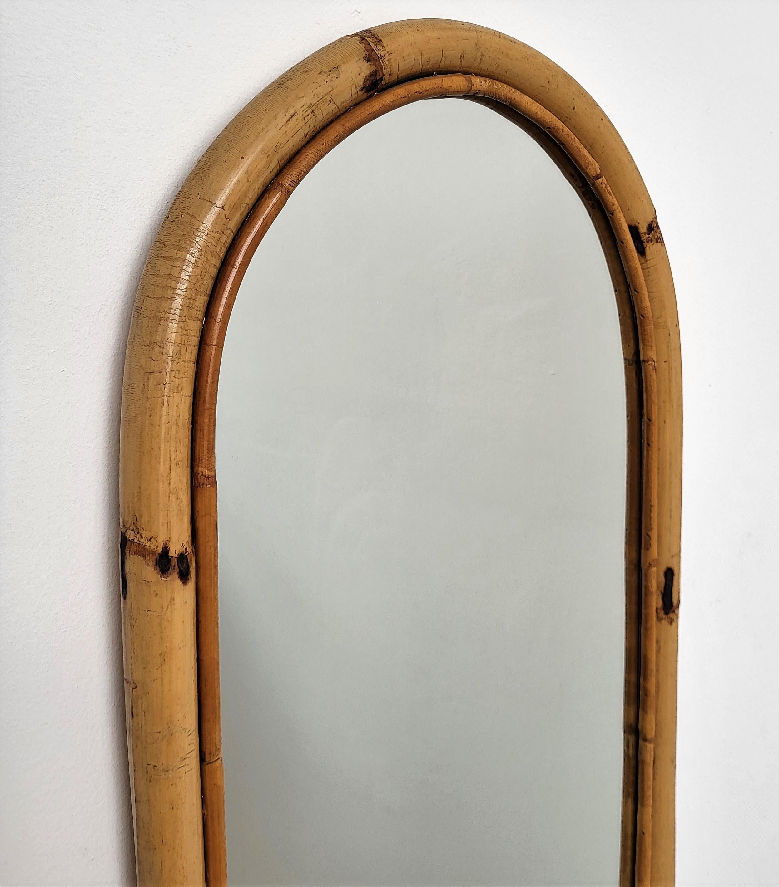 1960s Italian Bamboo Rattan Bohemian French Riviera Arched Wall Mirror In Good Condition In Carimate, Como