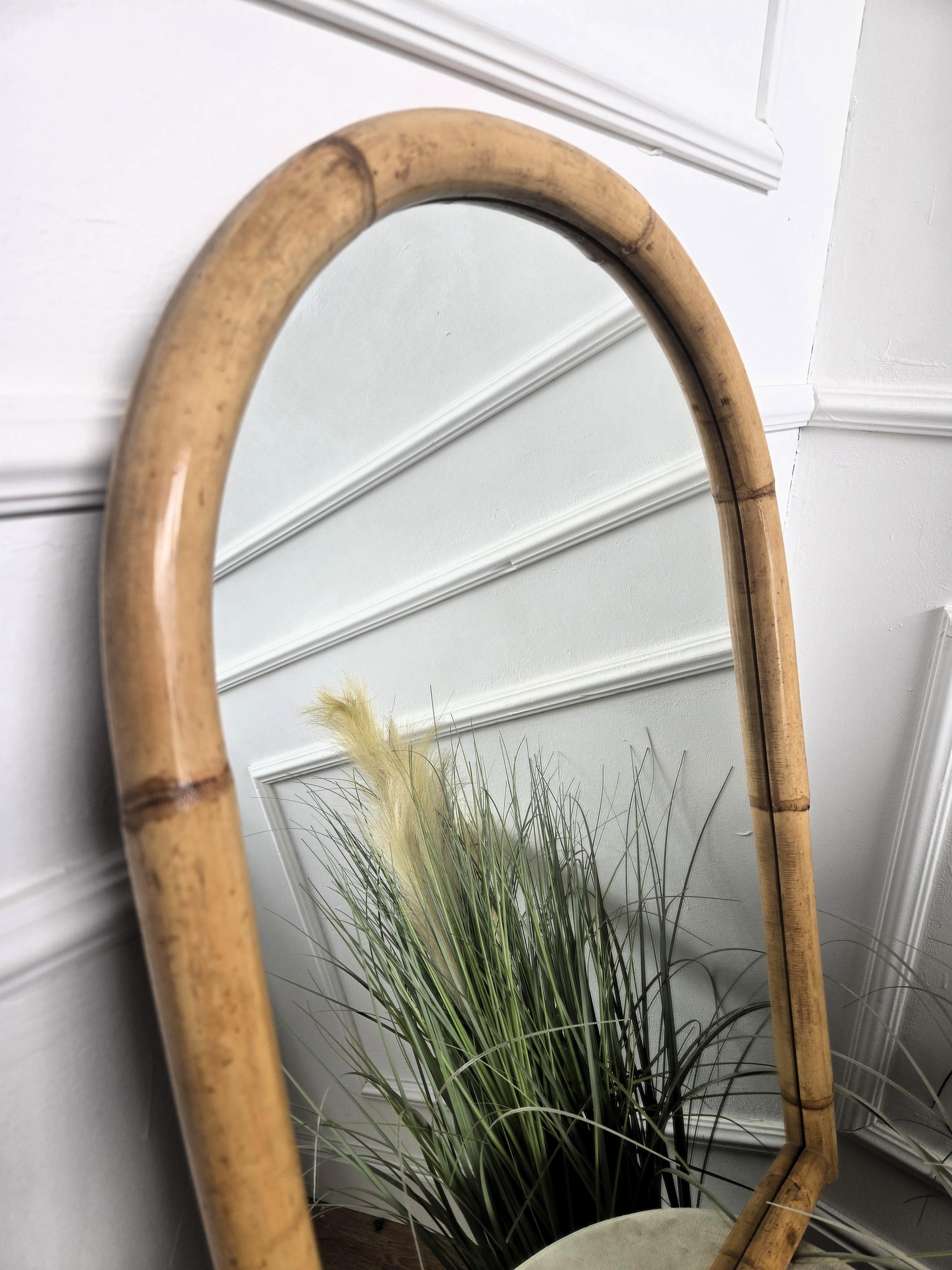 Espejo de pared arqueado de la Riviera francesa bohemia italiana de los años 60 de ratán de bambú en venta 1