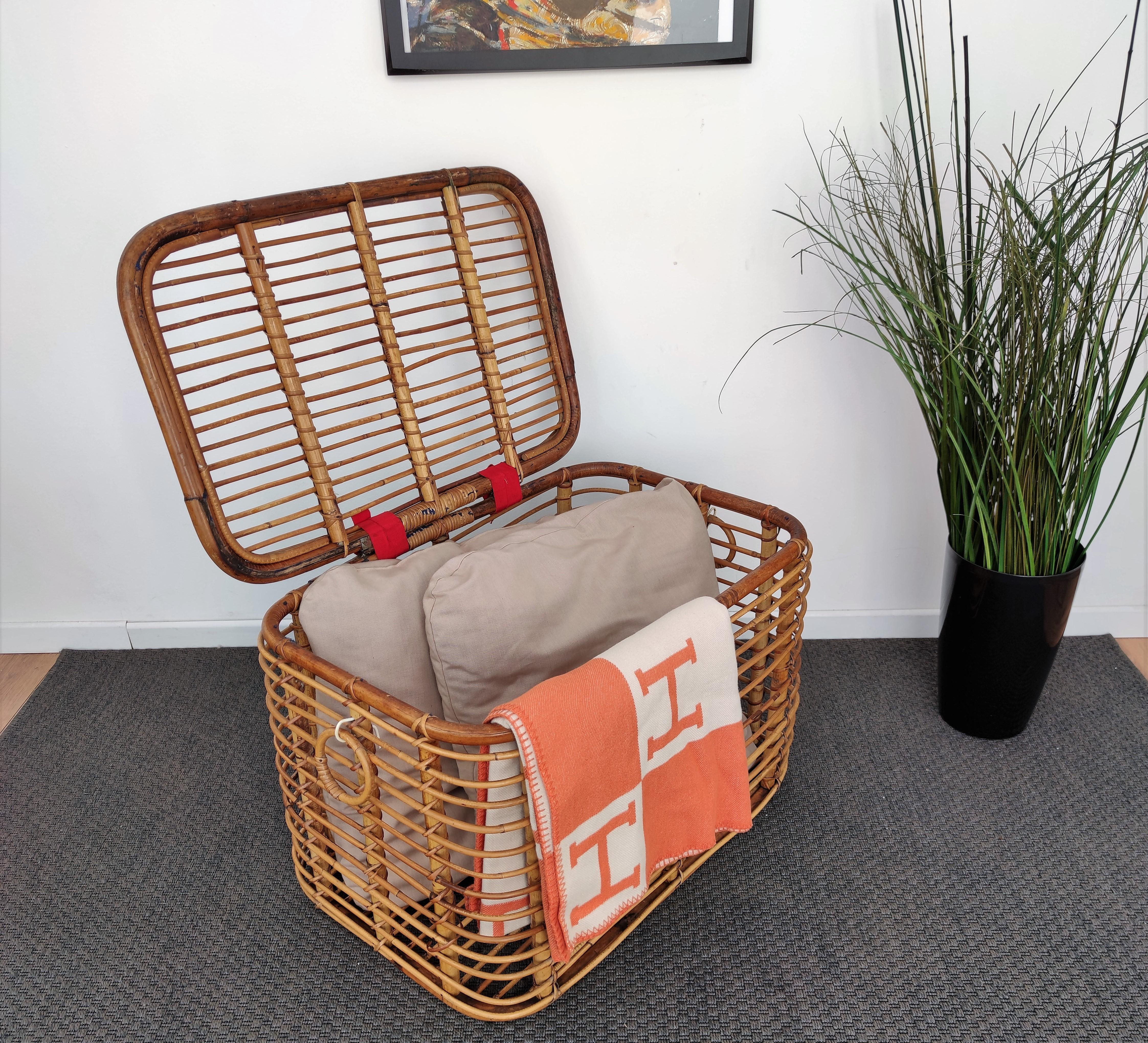 Beautiful 1960s Italian Mid-Century Modern basket or container, perfect in any next to a sofa or in a bedroom as pillow or blanket storage as well as in any bathroom as bathrobe and towels. This charming piece is in the typical style of Audoux and