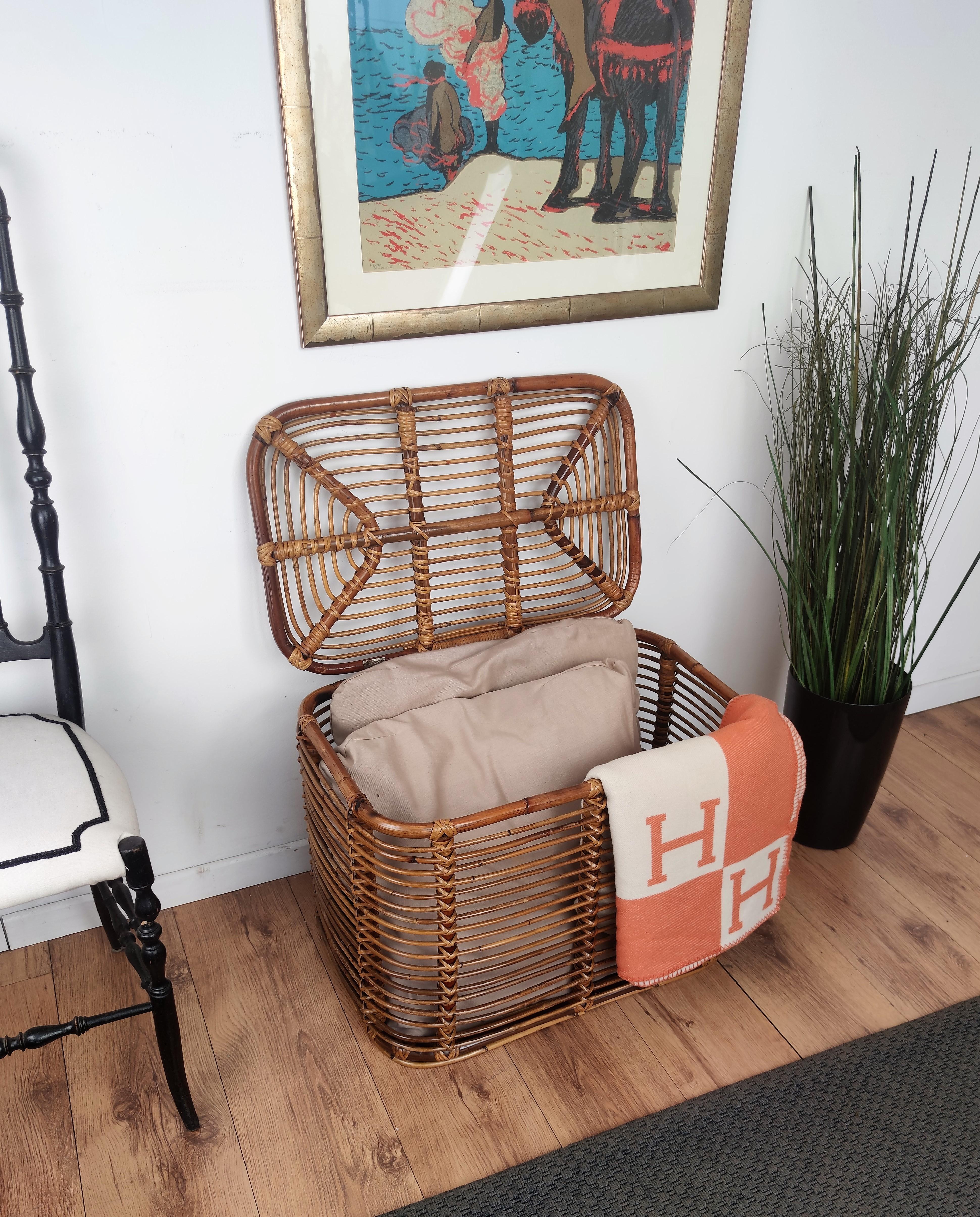 Beautiful 1960s Italian Mid-Century Modern basket or container, perfect in any next to a sofa or in a bedroom as pillow or blanket storage as well as in any bathroom as bathrobe and towels. This charming piece is in the typical style of Audoux and