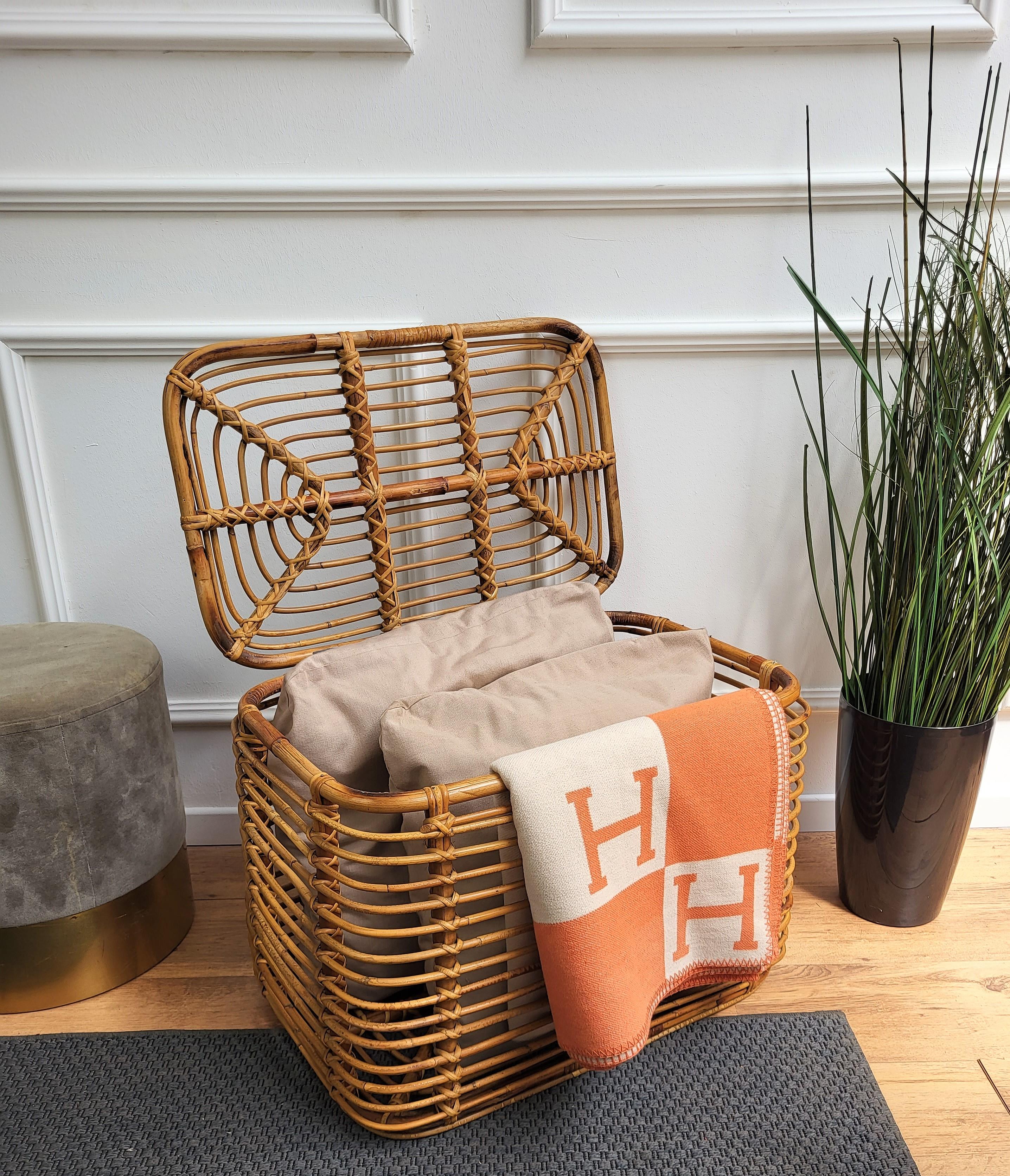 Beautiful 1960s Italian Mid-Century Modern basket or container, perfect in any next to a sofa or in a bedroom as pillow or blanket storage as well as in any bathroom as bathrobe and towels. This charming piece is in the typical style of Audoux and