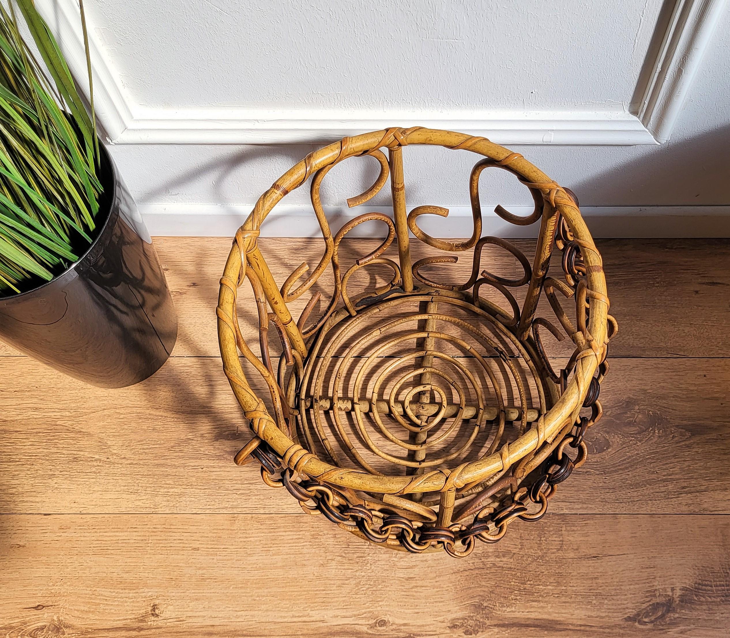 1960s Italian Bamboo Rattan Bohemian French Riviera Basket In Good Condition For Sale In Carimate, Como