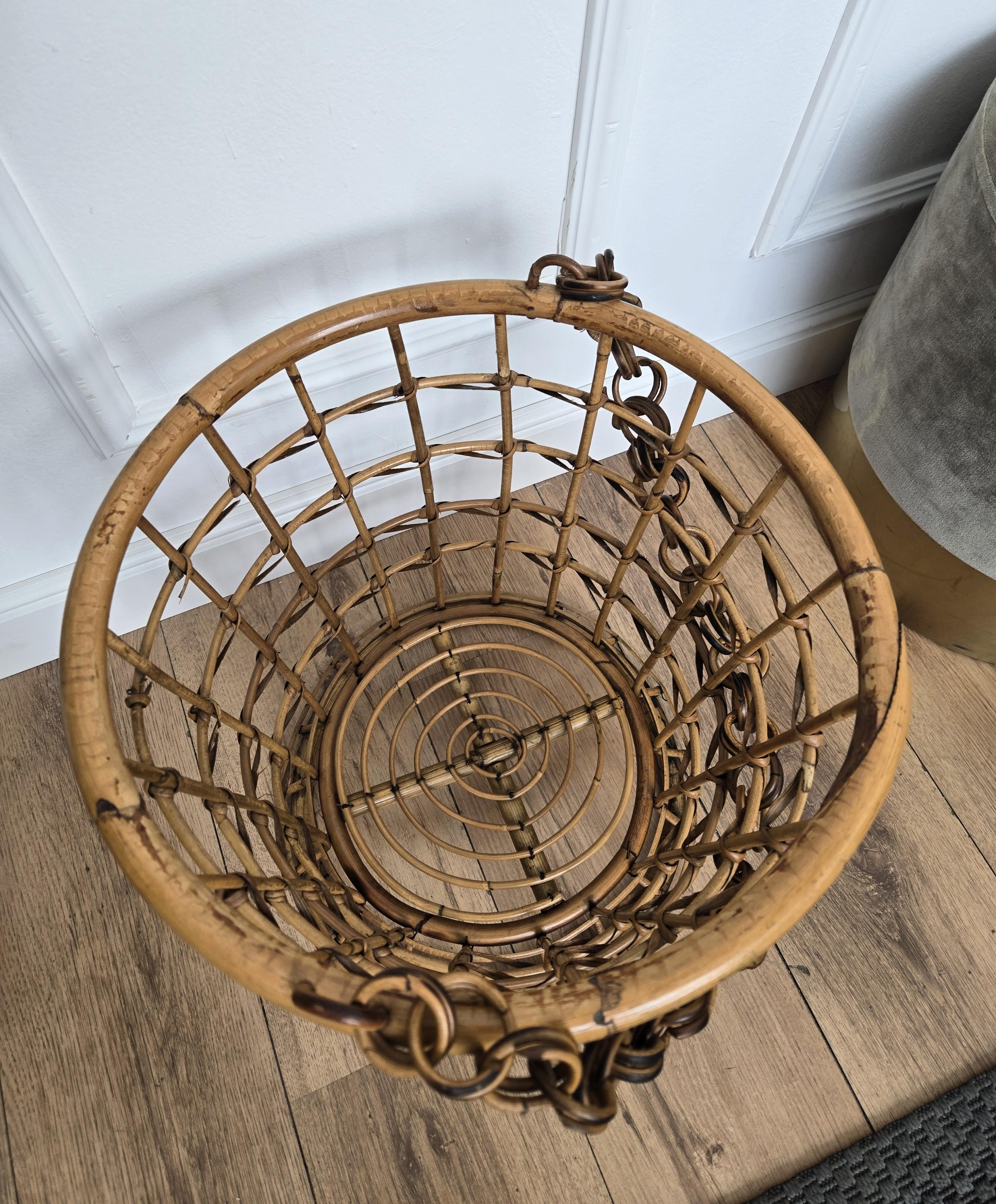 Cesta italiana de los años 60 de ratán de bambú de la Riviera francesa bohemia siglo XX en venta