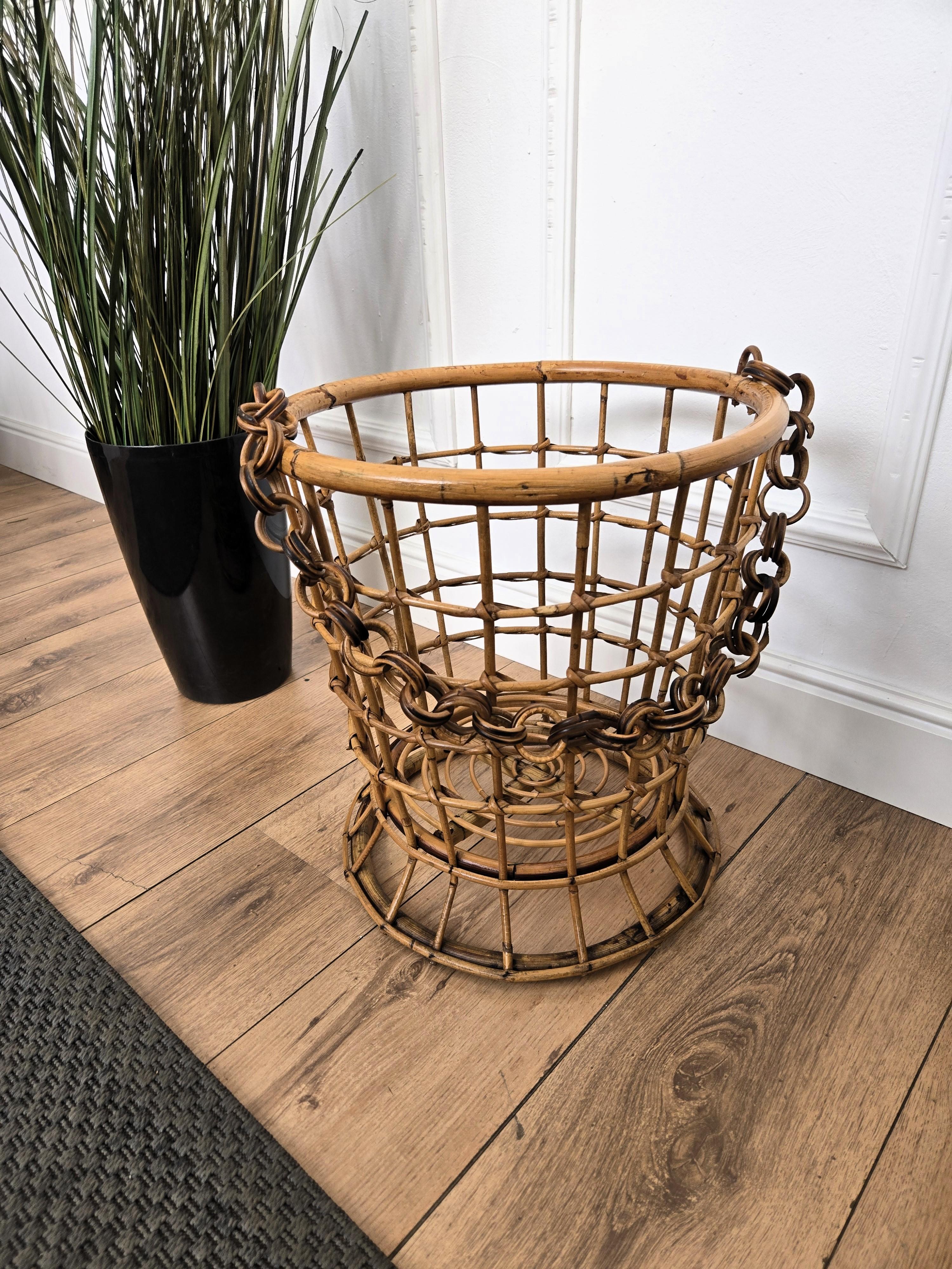 Cesta italiana de los años 60 de ratán de bambú de la Riviera francesa bohemia Bambú en venta