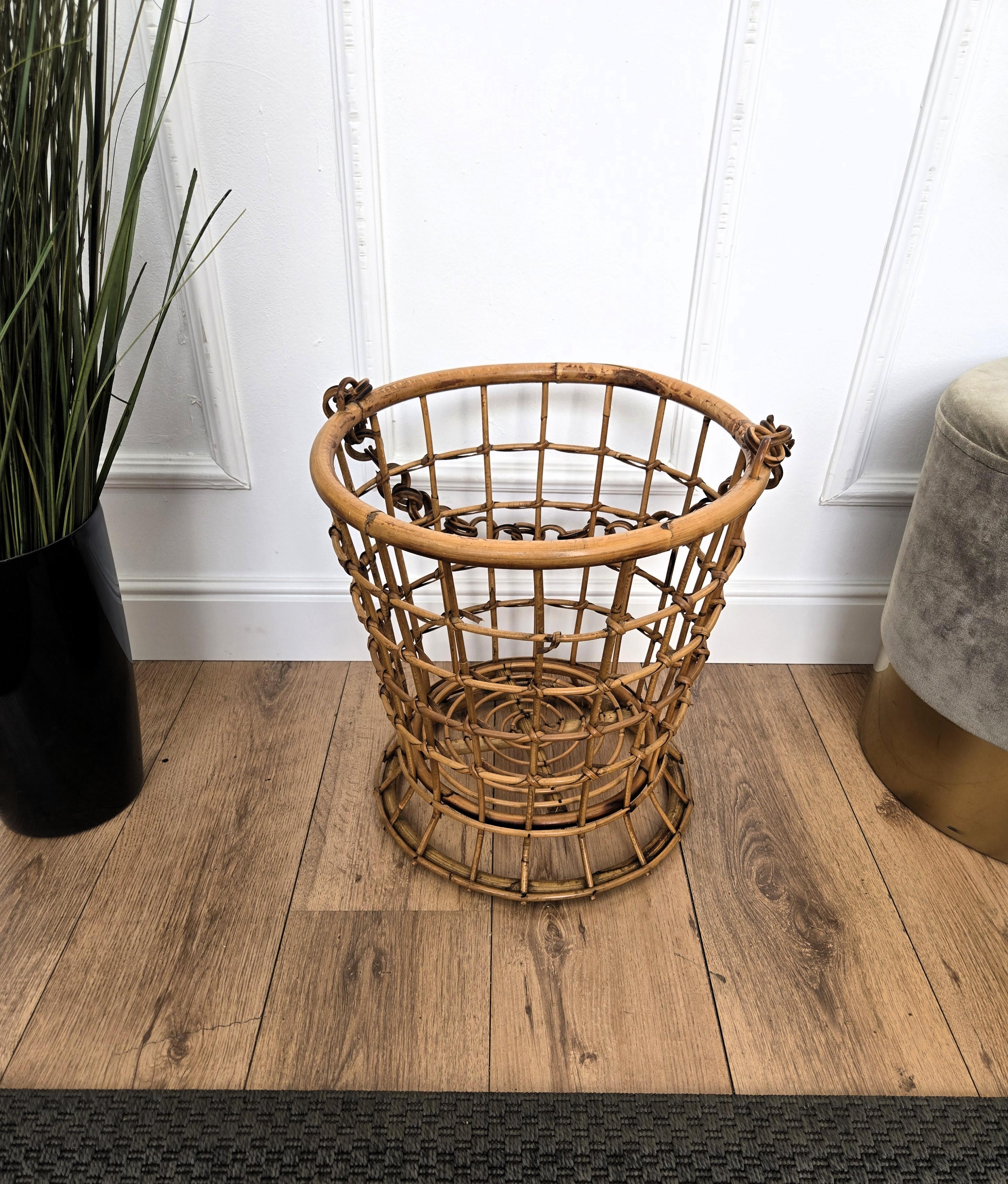 Cesta italiana de los años 60 de ratán de bambú de la Riviera francesa bohemia en venta 1