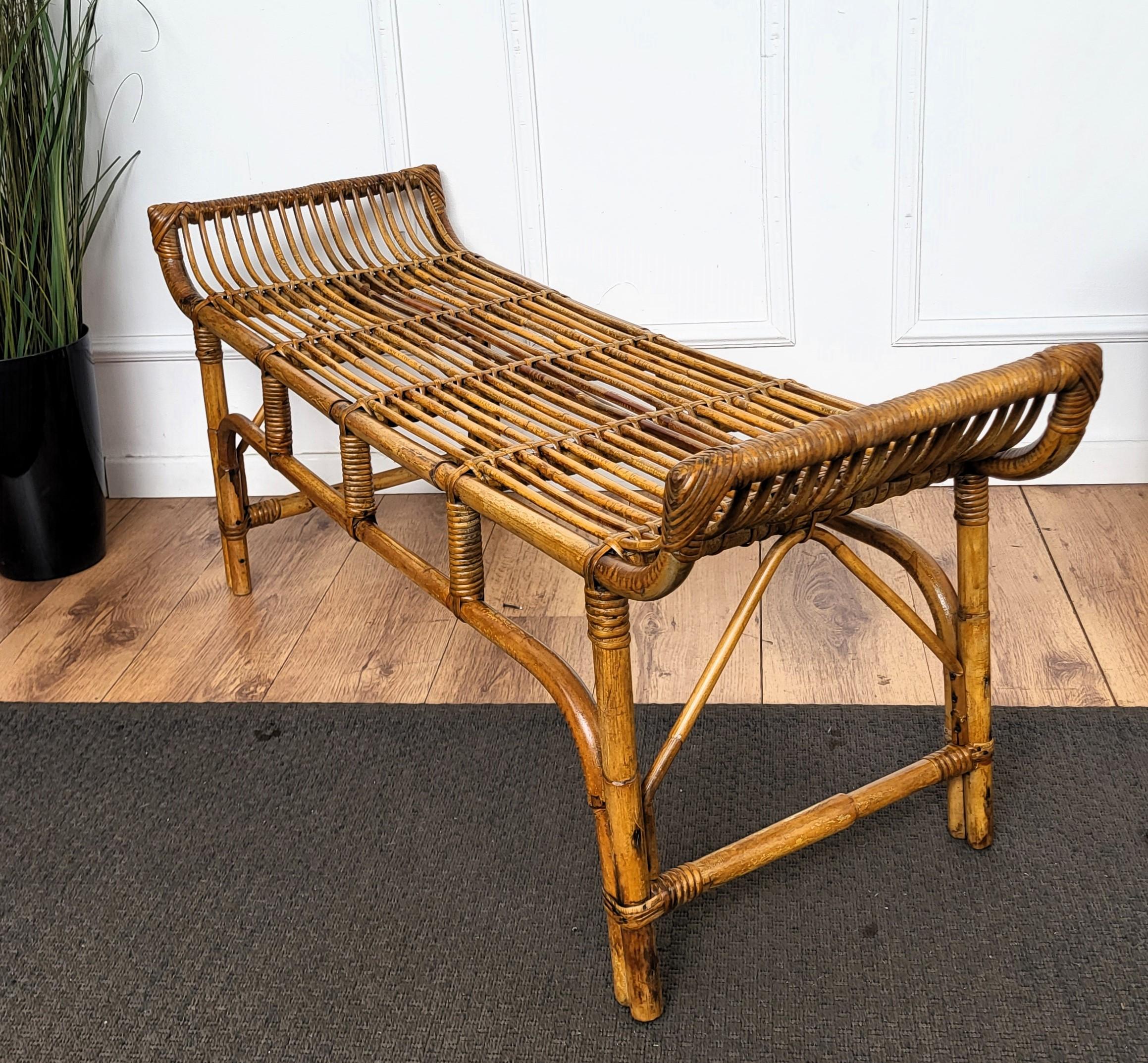 1960s Italian Bamboo Rattan Bohemian French Riviera Bench or Side Accent Table In Good Condition For Sale In Carimate, Como
