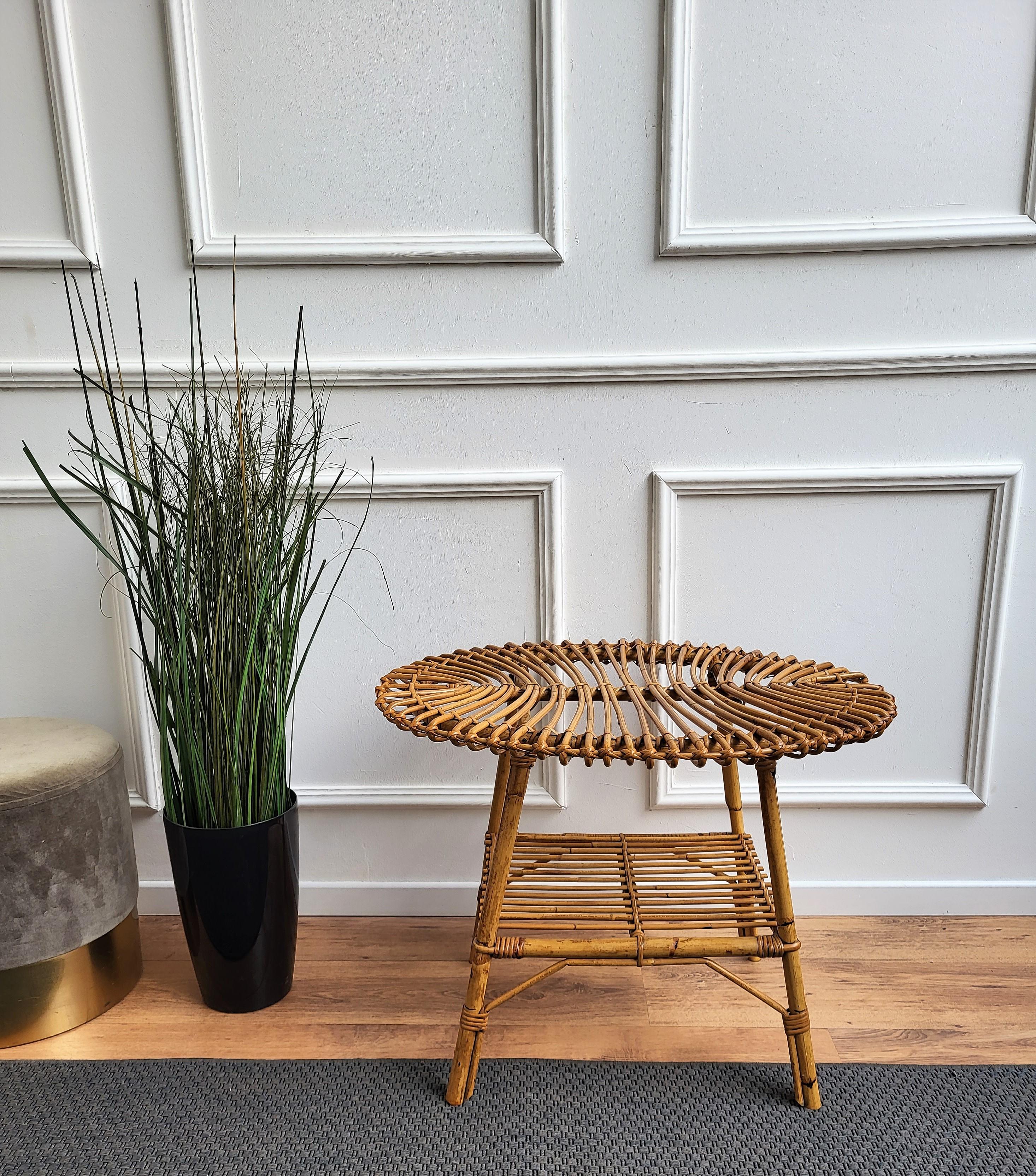 Beautiful 1960s Italian Mid-Century Modern side accent and coffee table, perfect in any entry hallway as well as next to a sofa or in any bathroom. This charming piece is in the typical style of Audoux and Minet where the organic beauty of the woven