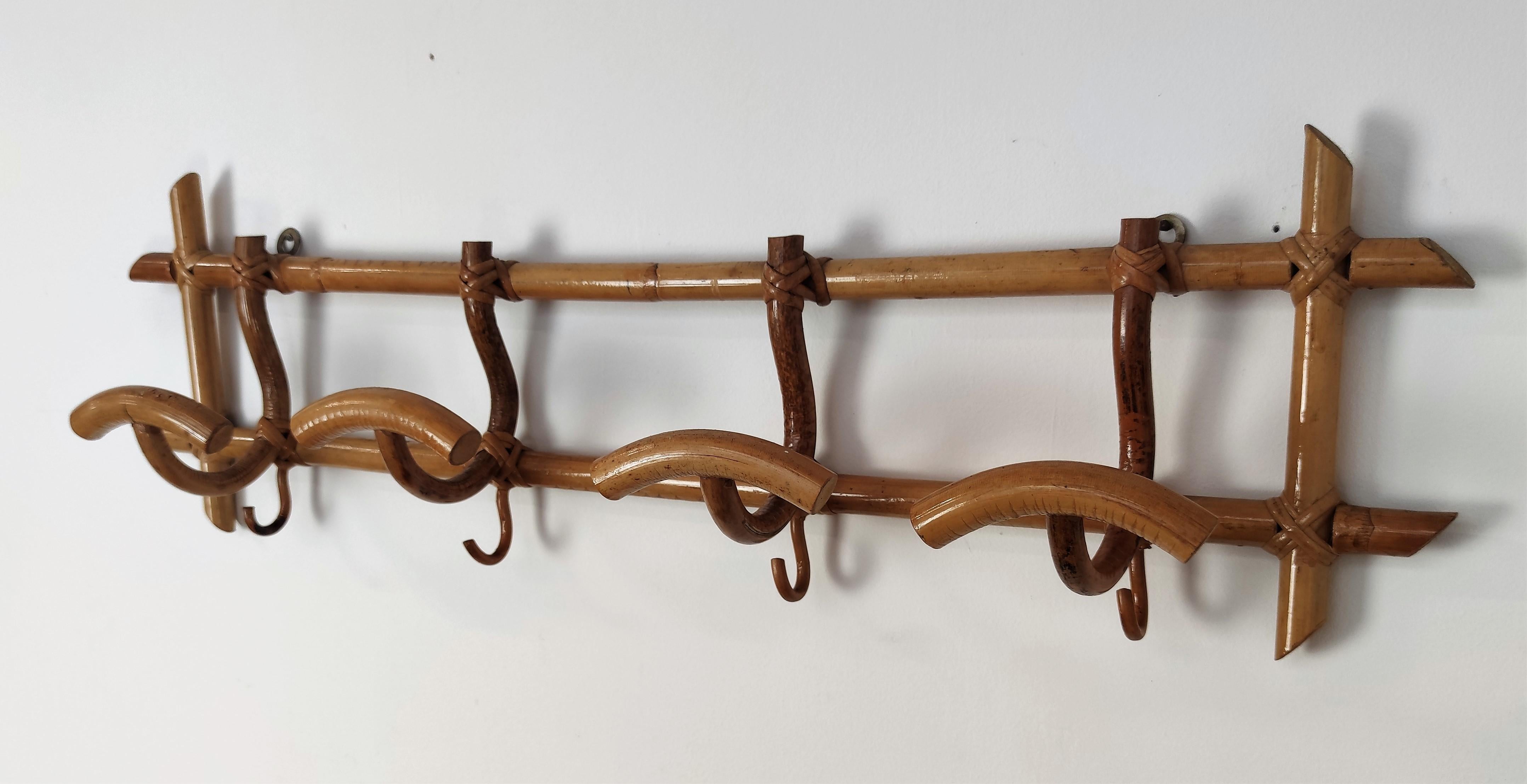 Beautiful 1960s Italian Mid-Century Modern coat hanger rack, perfect in any entrance hallway or room for coats and bags as well as in a bedroom or bathroom for bathrobes and towels. This charming piece is in the typical style of Audoux and Minet