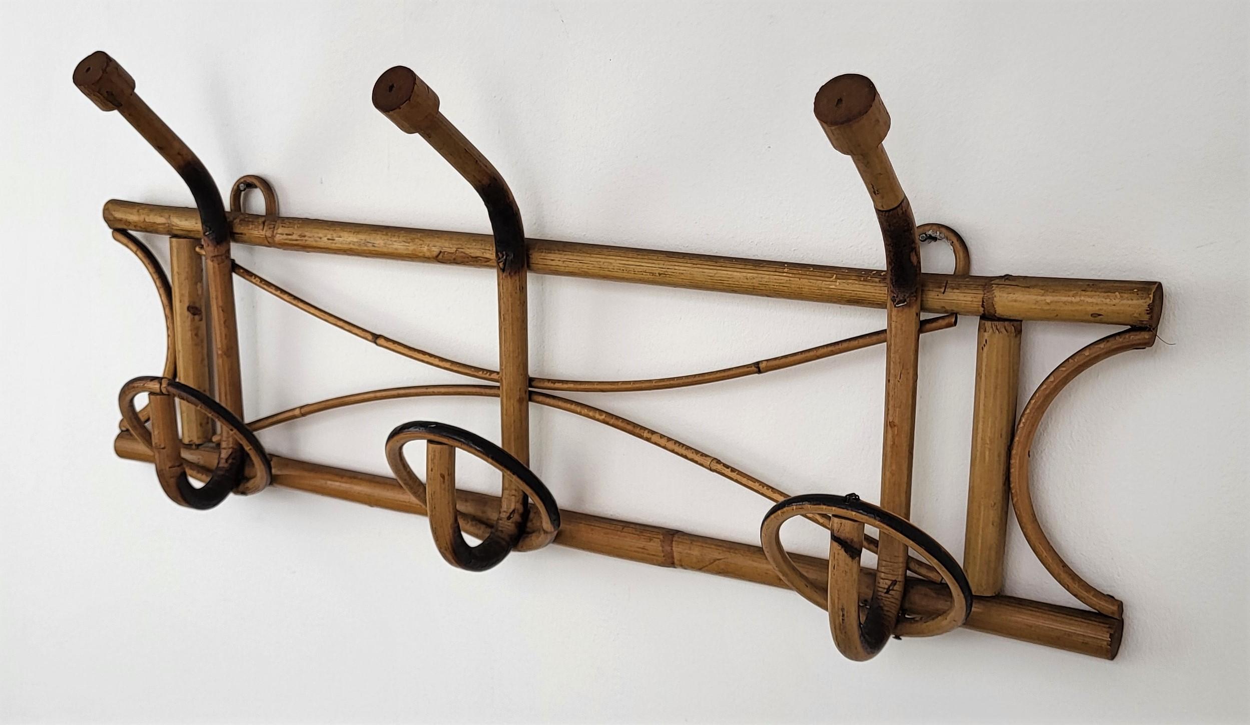 Beautiful 1960s Italian Mid-Century Modern coat hanger rack perfect in any entrance hallway or room for coats and bags as well as in a bedroom or bathroom for bathrobes and towels. This charming piece is in the typical style of Audoux and Minet