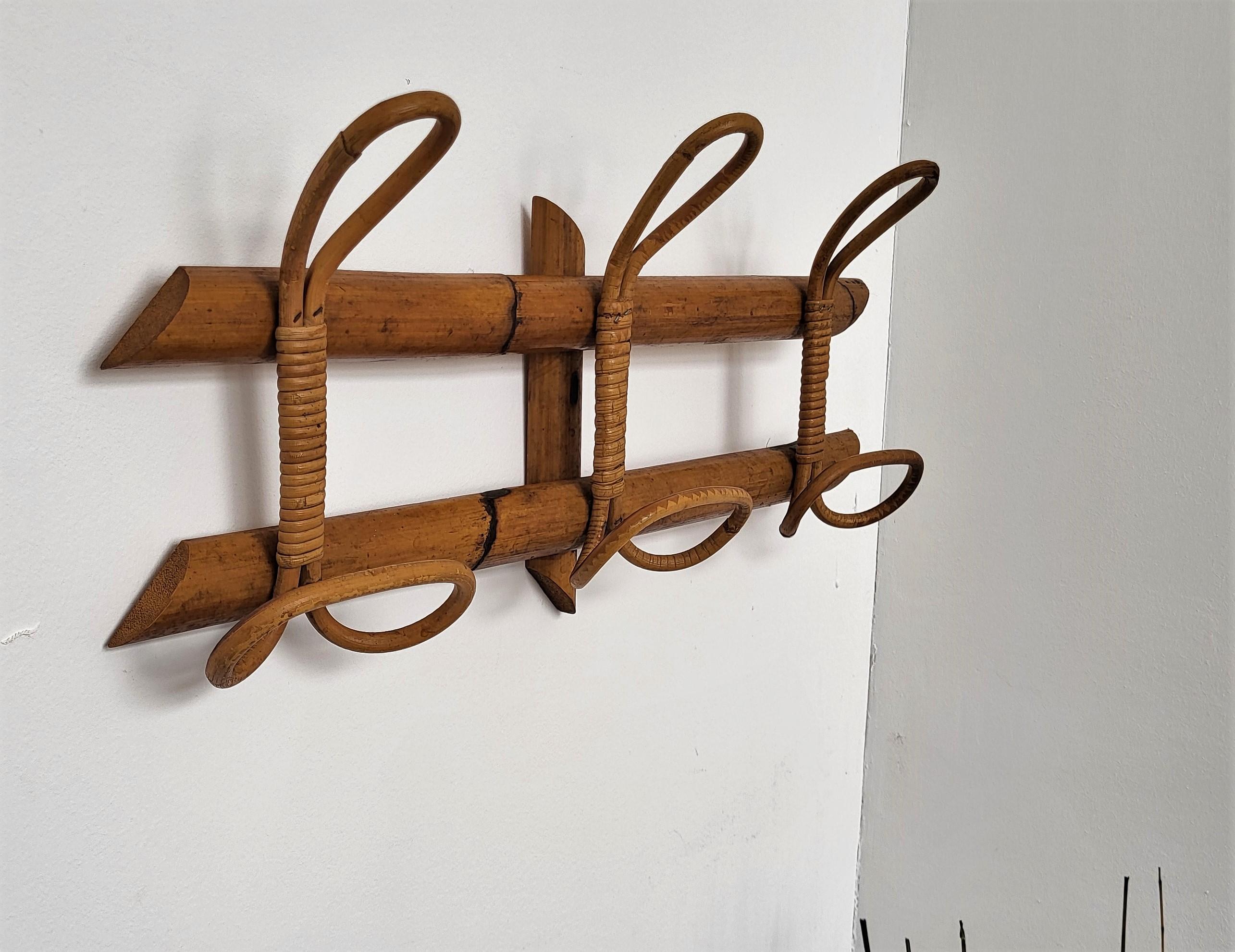 Beautiful 1960s Italian Mid-Century Modern coat hanger rack perfect in any entrance hallway or room for coats and bags as well as in a bedroom or bathroom for bathrobes and towels. This charming piece is in the typical style of Audoux and Minet