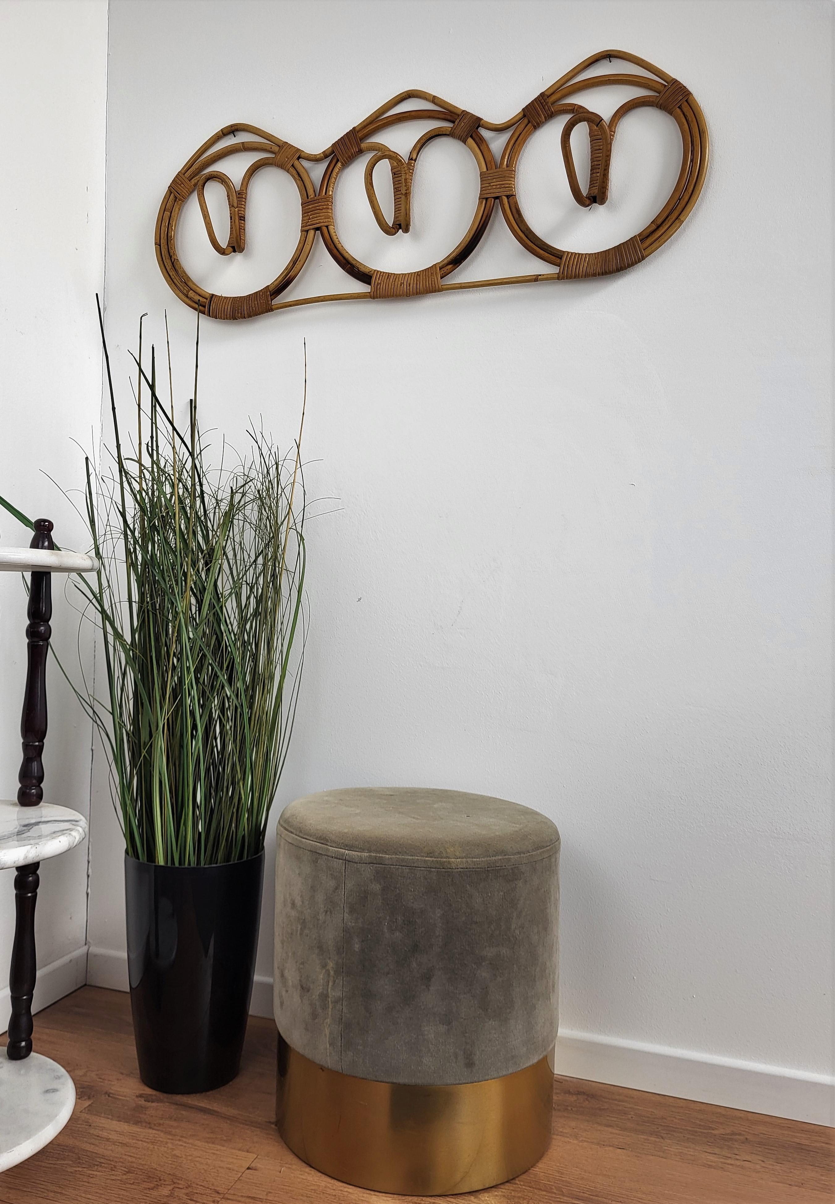 Beautiful 1960s Italian Mid-Century Modern coat hanger rack, perfect in any entrance hallway or room for coats and bags as well as in a bedroom or bathroom for bathrobes and towels. This charming piece is in the typical style of Audoux and Minet