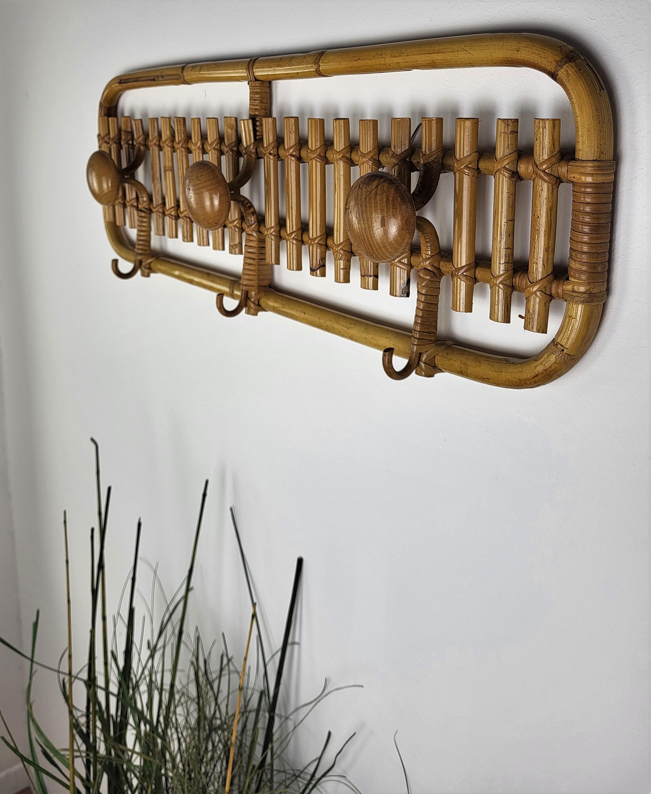 Beautiful 1960s Italian Mid-Century Modern coat hanger rack, perfect in any entrance hallway or room for coats and bags as well as in a bedroom or bathroom for bathrobes and towels. This charming piece is in the typical style of Audoux and Minet