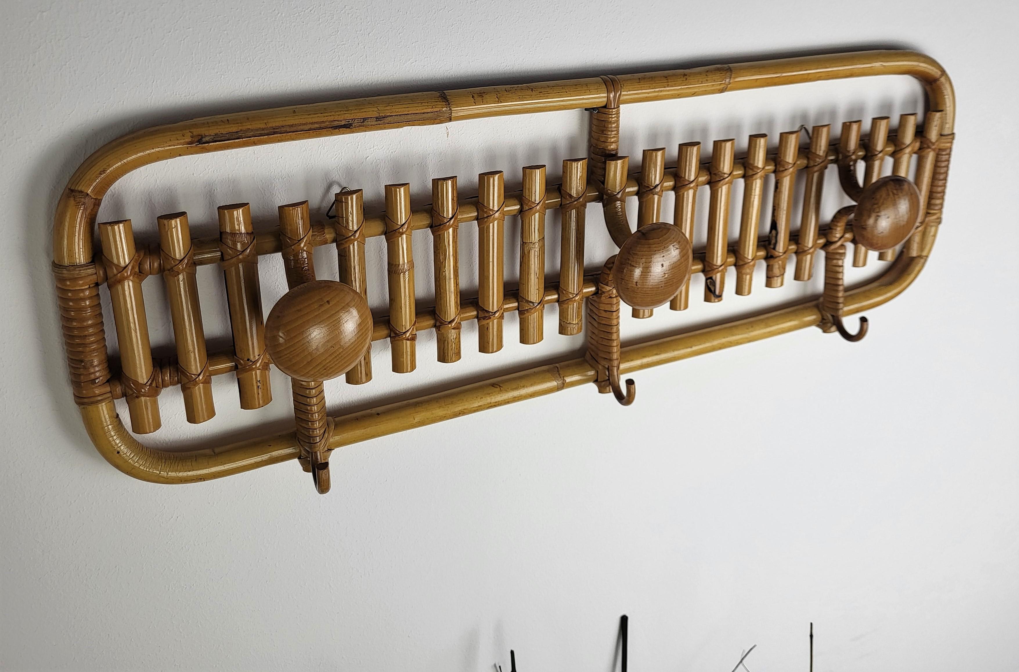 1960s, Italian Bamboo Rattan Bohemian French Riviera Coat Hanger Rack Stand In Good Condition For Sale In Carimate, Como