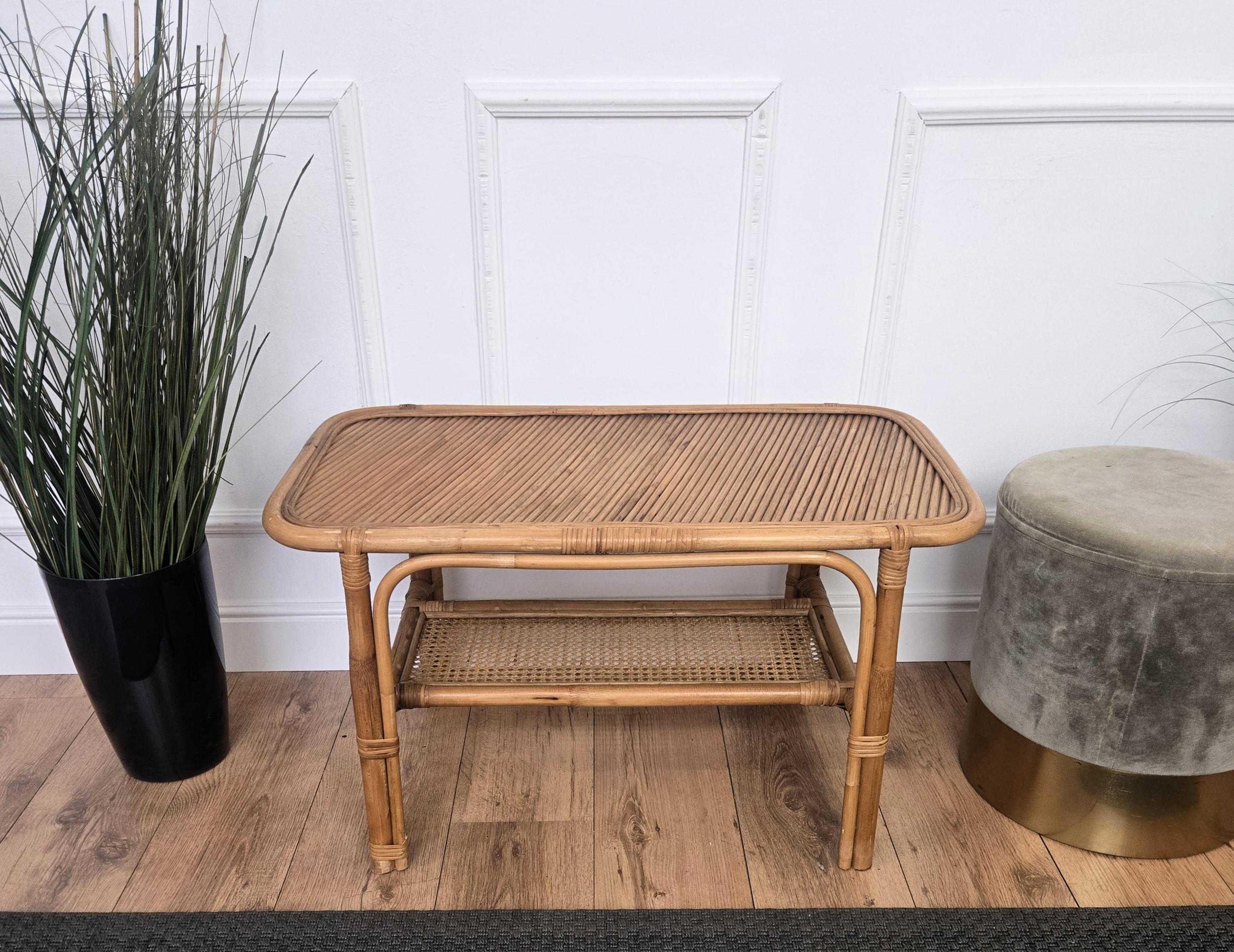 20ième siècle Table d'appoint italienne des années 1960 en bambou et rotin Bohème French Riviera en vente