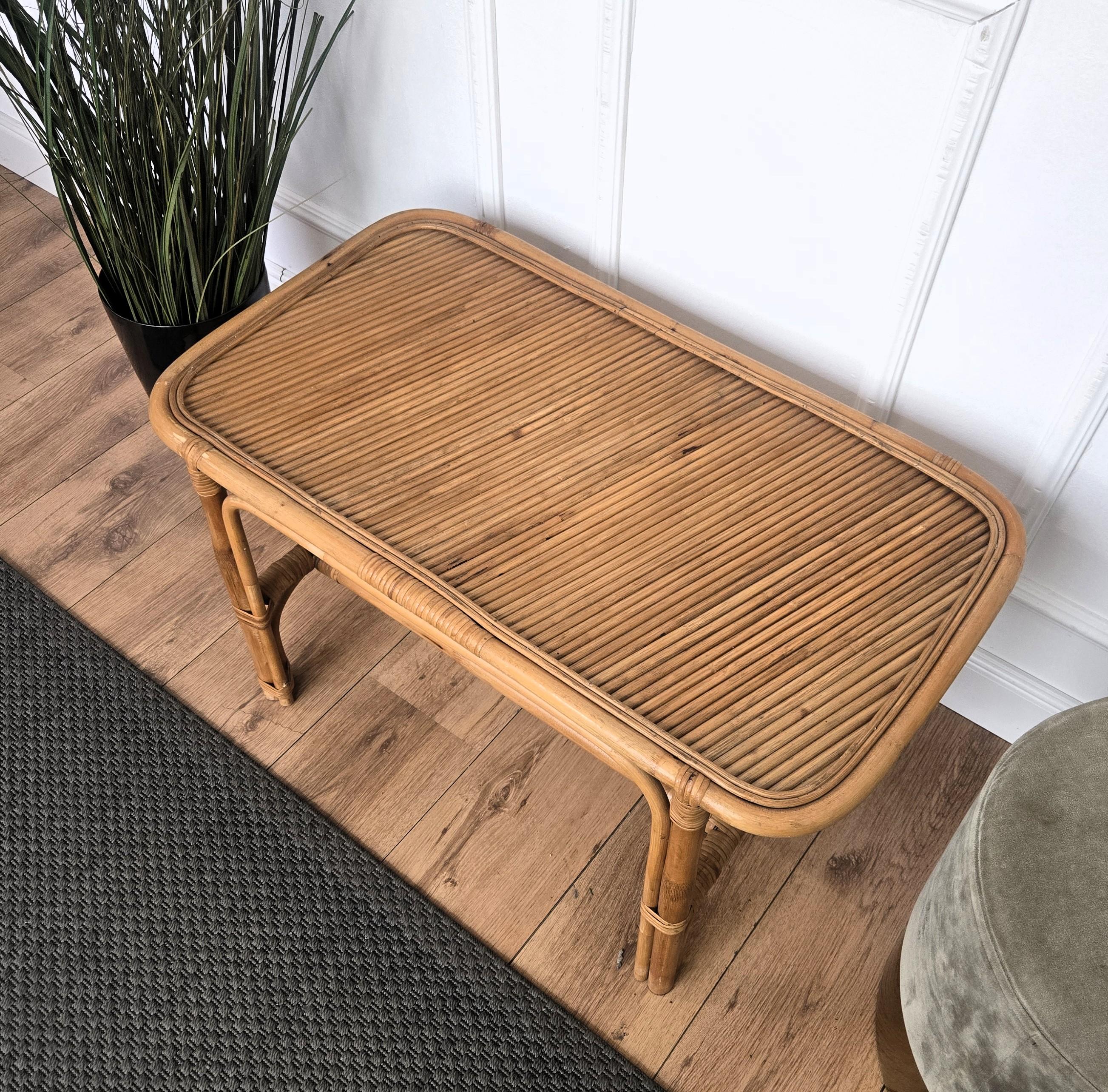 Bambou Table d'appoint italienne des années 1960 en bambou et rotin Bohème French Riviera en vente