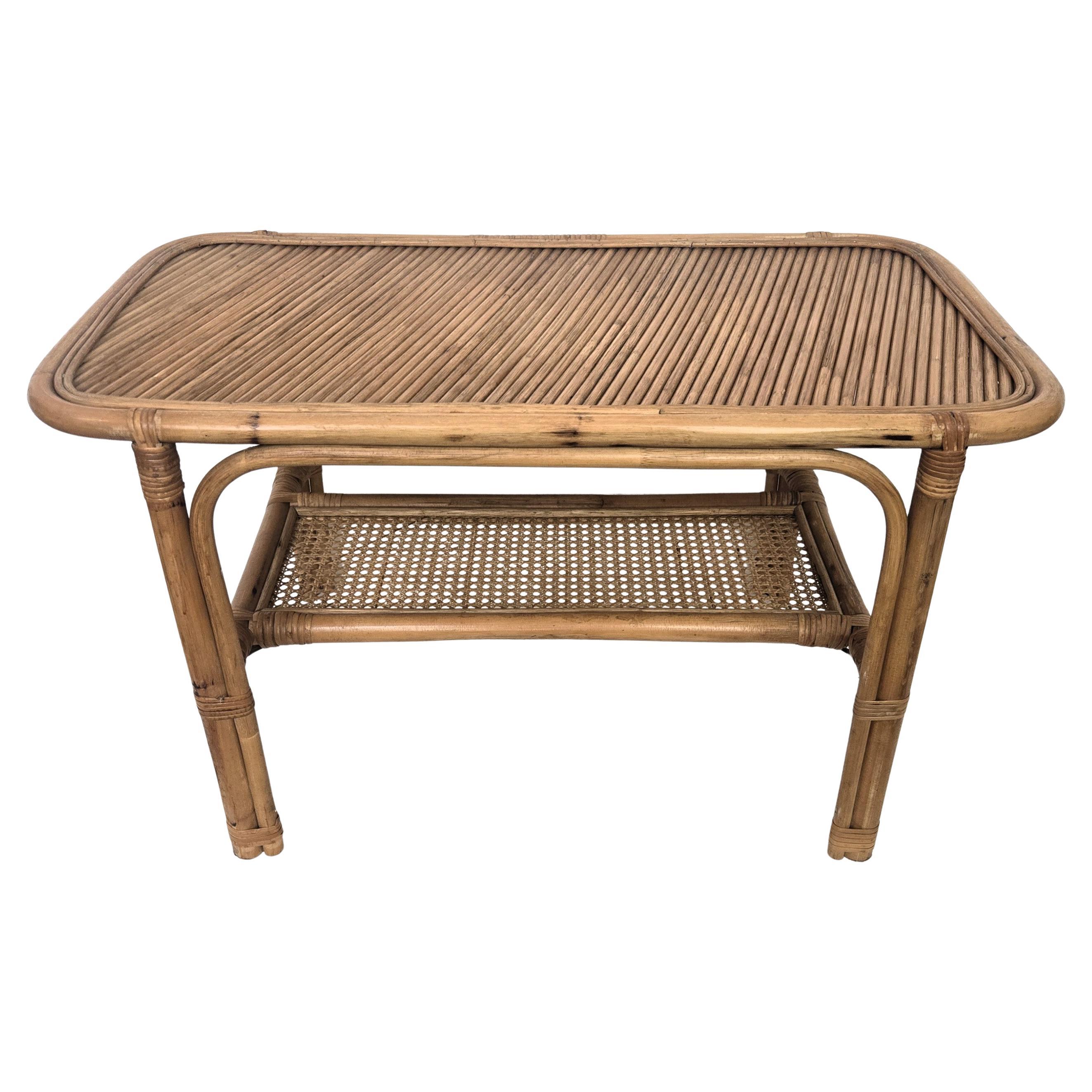 Table d'appoint italienne des années 1960 en bambou et rotin Bohème French Riviera en vente