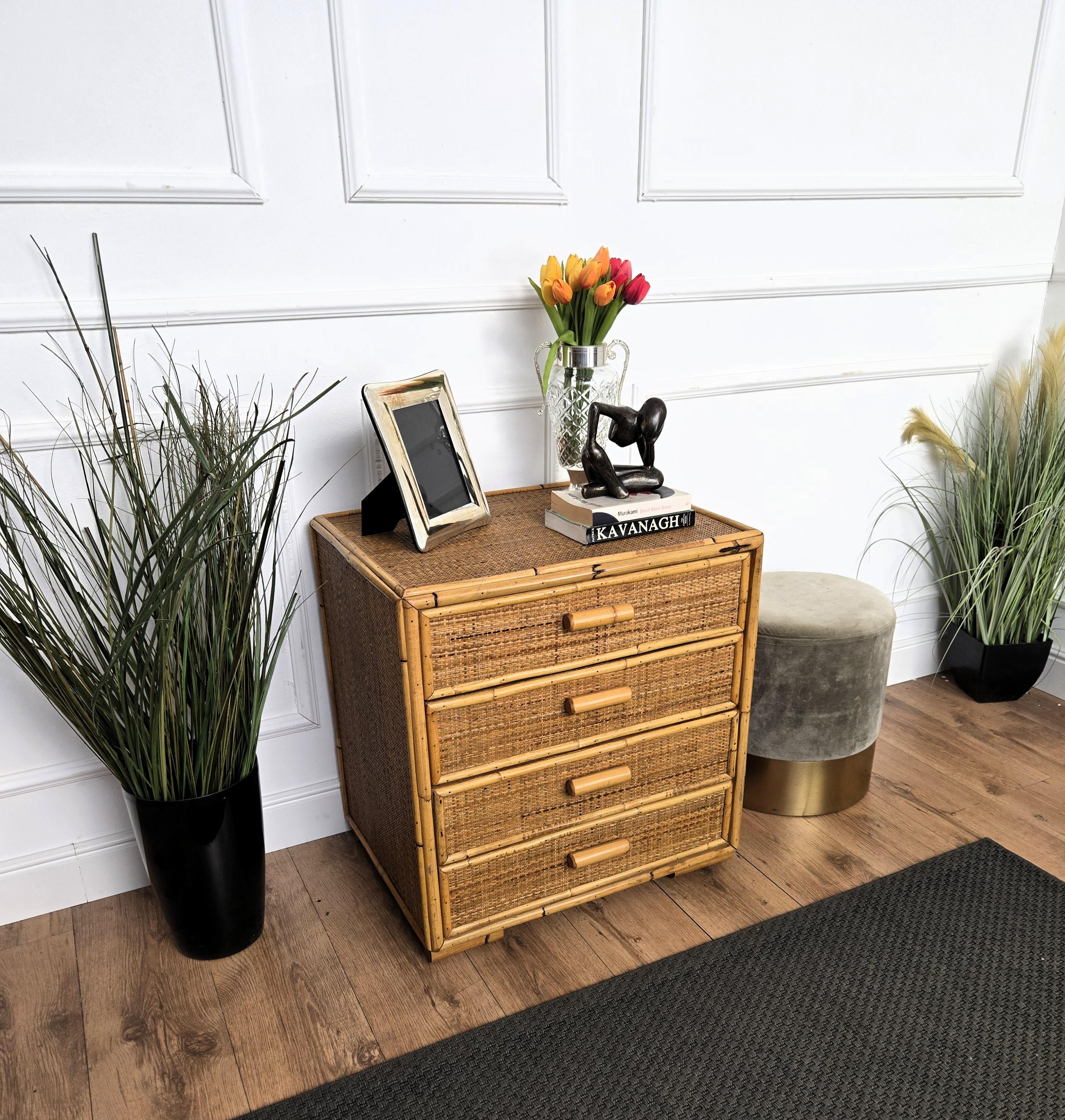 Bellissima cassettiera italiana Mid-Century Modern degli anni '60, commode in bambù e rattan con 4 cassetti. La bellezza organica dei materiali intrecciati è classica e senza tempo e rende i mobili in bambù e rattan incredibilmente versatili. Si