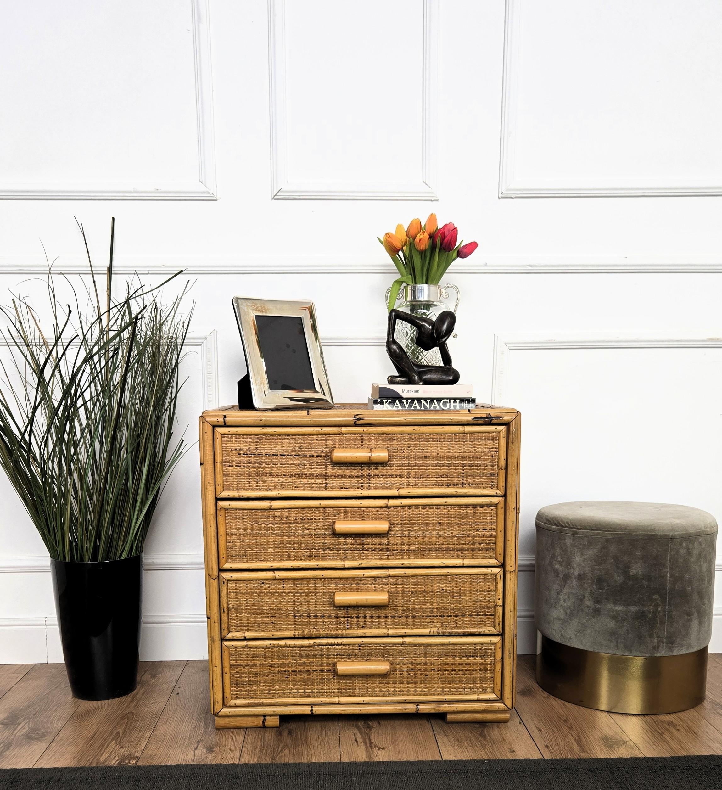 Stile provenzale 1960s Italian Bamboo & Rattan Bohemian French Riviera Commode Four Drawers Chest in vendita