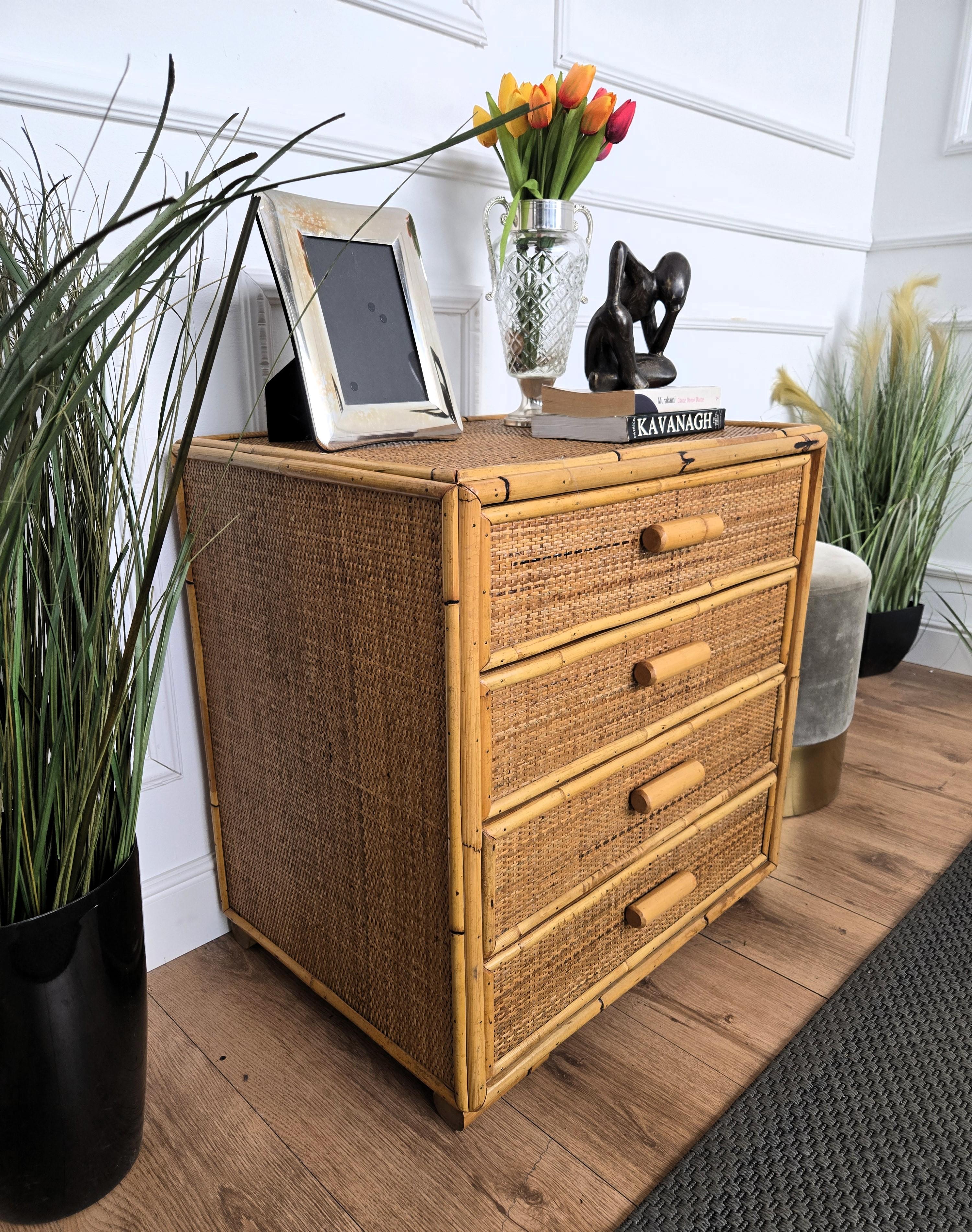 1960s Italian Bamboo & Rattan Bohemian French Riviera Commode Four Drawers Chest In condizioni buone in vendita a Carimate, Como
