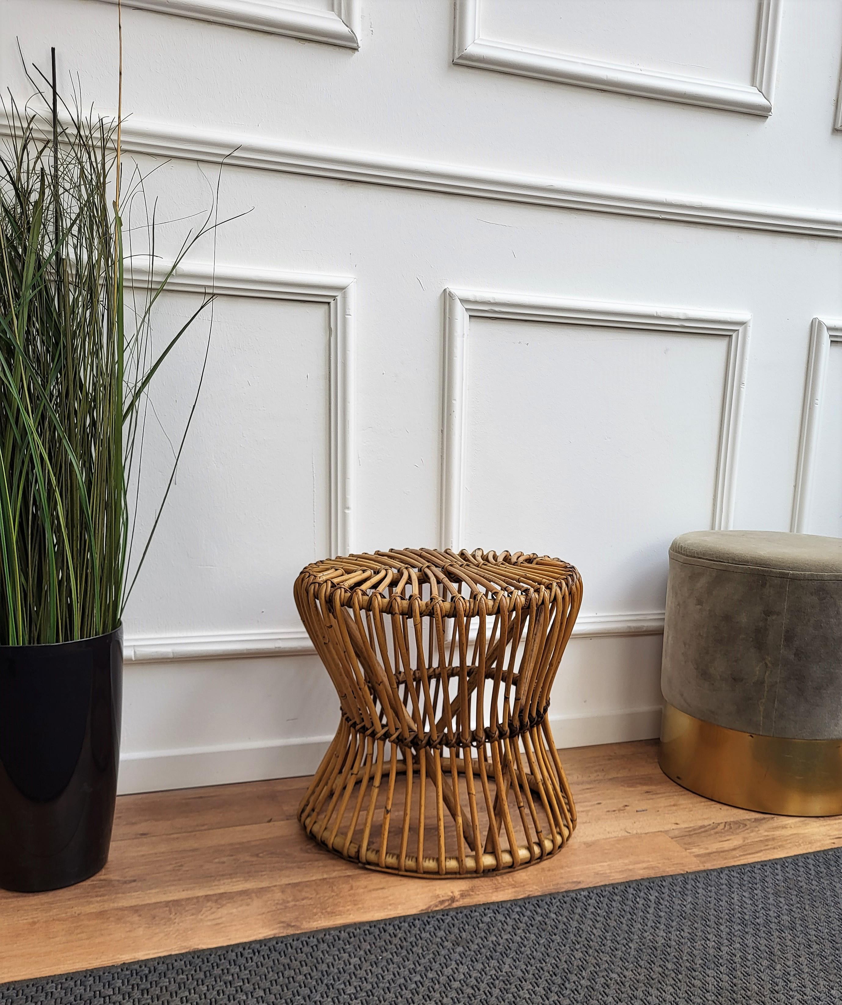 Beautiful 1960s Italian Mid-Century Modern designer stool, perfect in any room next to a sofa or in a bedroom as well as in any bathroom. This charming piece is in the typical style of Audoux and Minet where the organic beauty of the woven materials