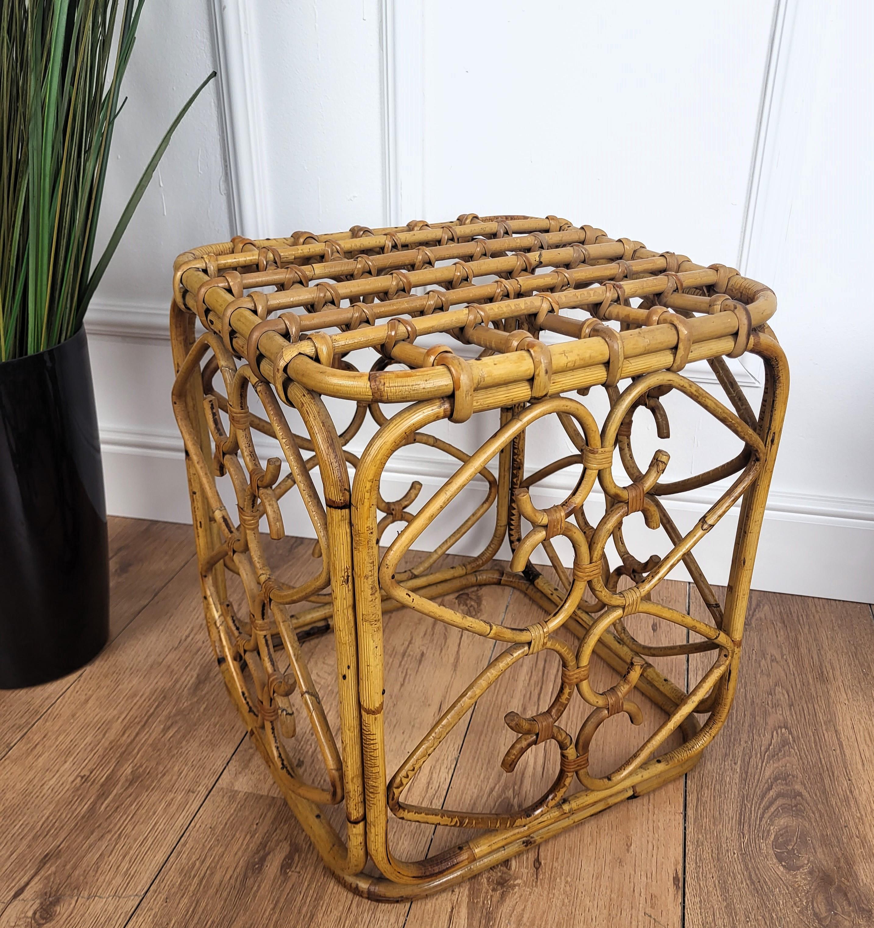 Sgabello italiano anni '60 in bambù e rattan di design della Costa Azzurra In condizioni buone in vendita a Carimate, Como