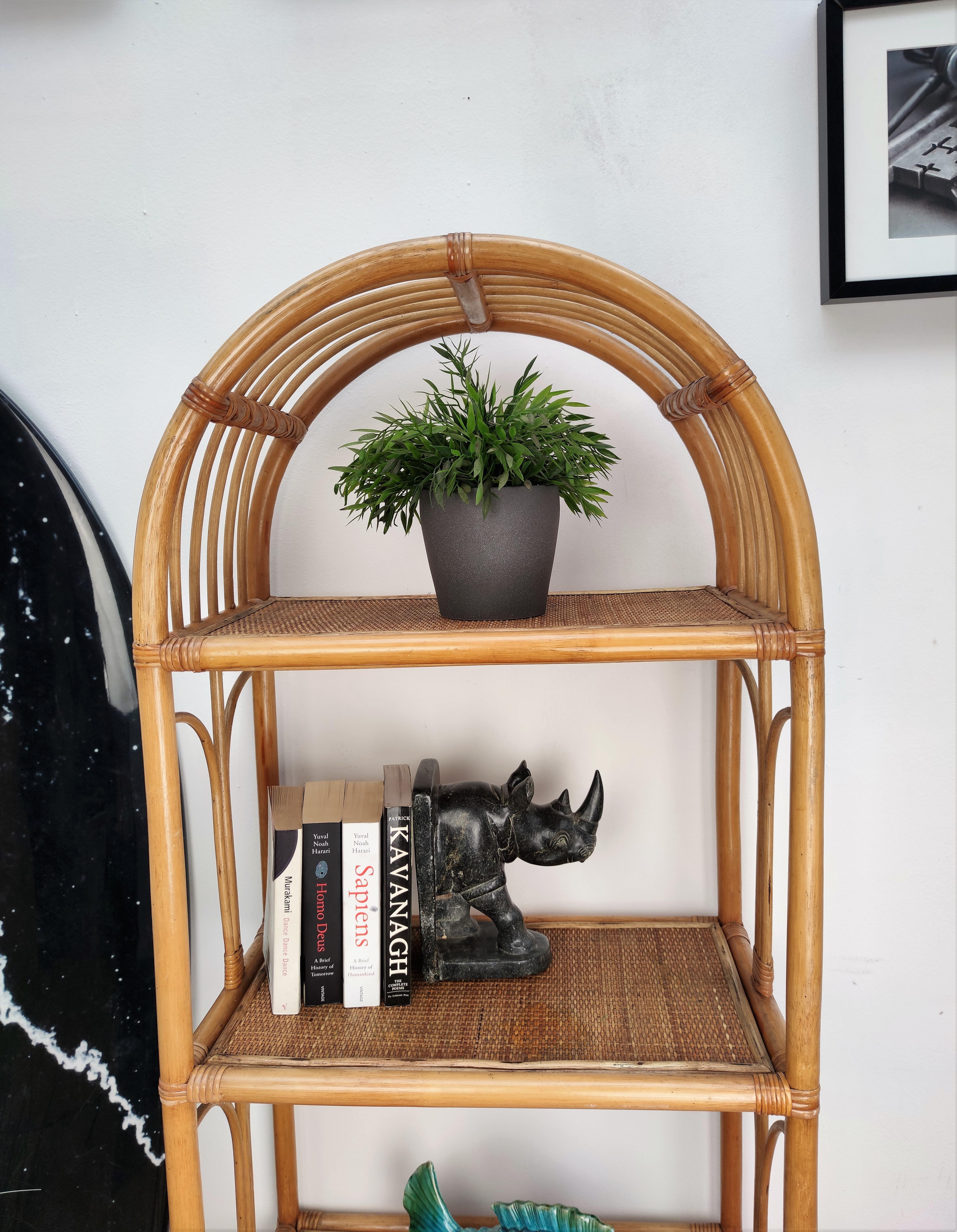 Belle étagère ou bibliothèque ou armoire italienne des années 1960 en rotin osier bambou. La beauté organique des matériaux tissés est intemporelle et classique, ce qui rend les meubles en bambou et en rotin incroyablement polyvalents. Il est tout