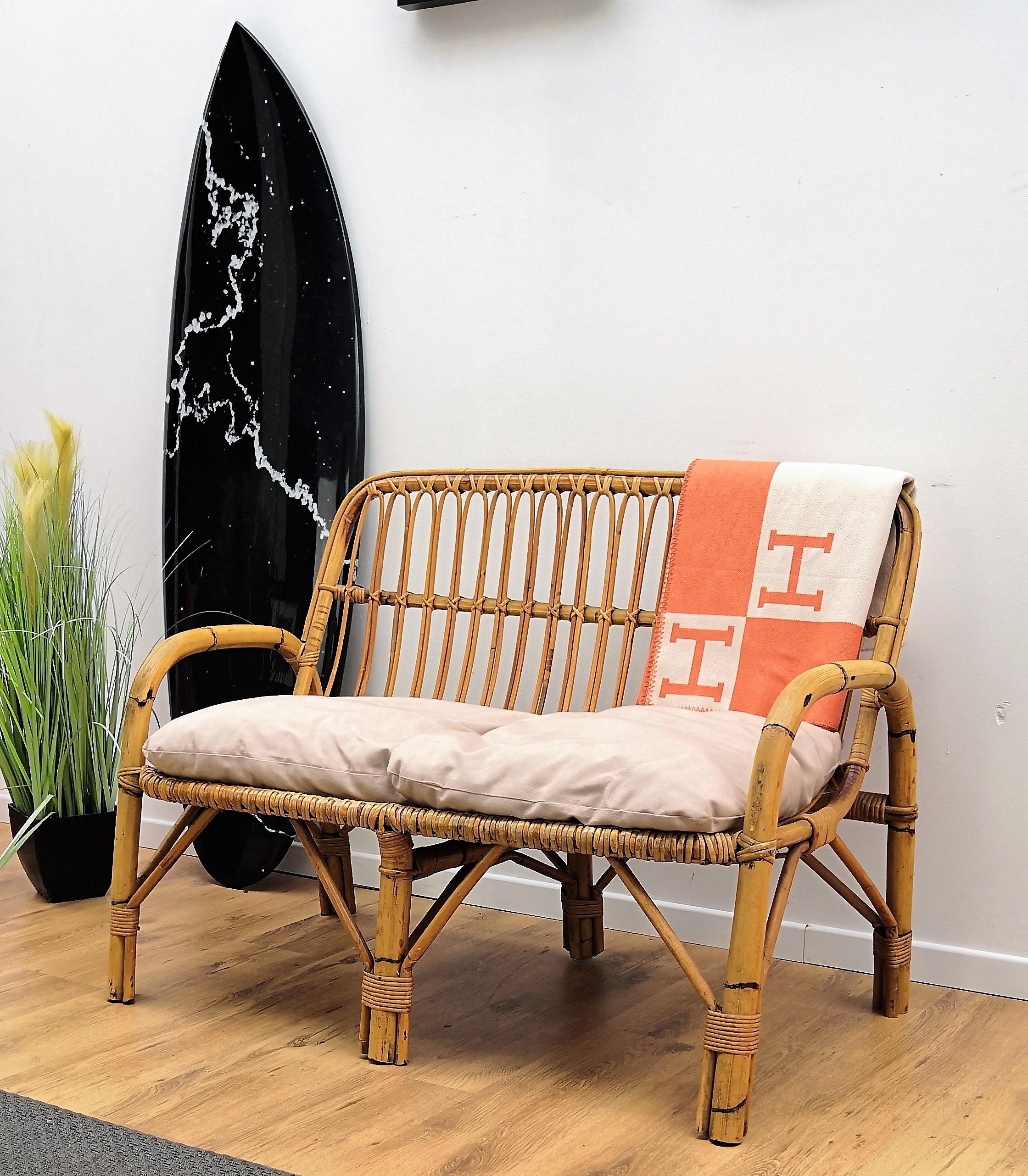 Beautiful 1960s Italian Mid-Century Modern bench in rattan wicker bamboo. This charming lounge bench chair is in the typical style of Franco Albini and Adrien Audoux where the organic beauty of the woven materials is timeless and Classic, making