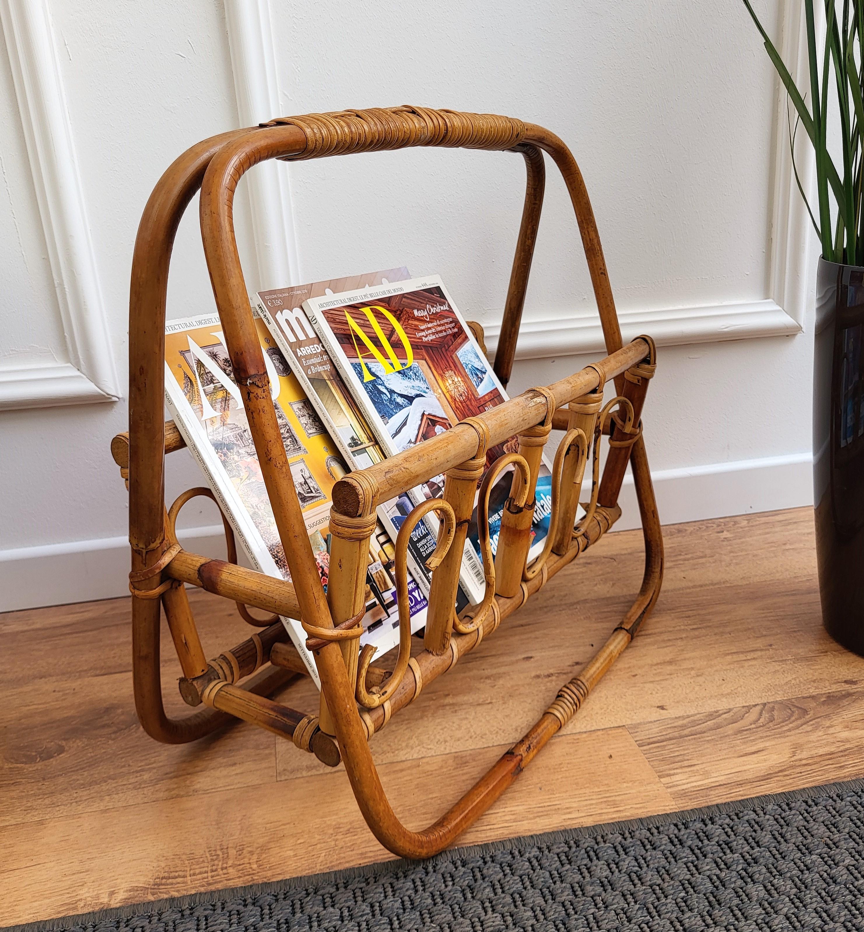 1960s Italian Bamboo Rattan Bohemian French Riviera Magazine Rack Stand In Good Condition For Sale In Carimate, Como