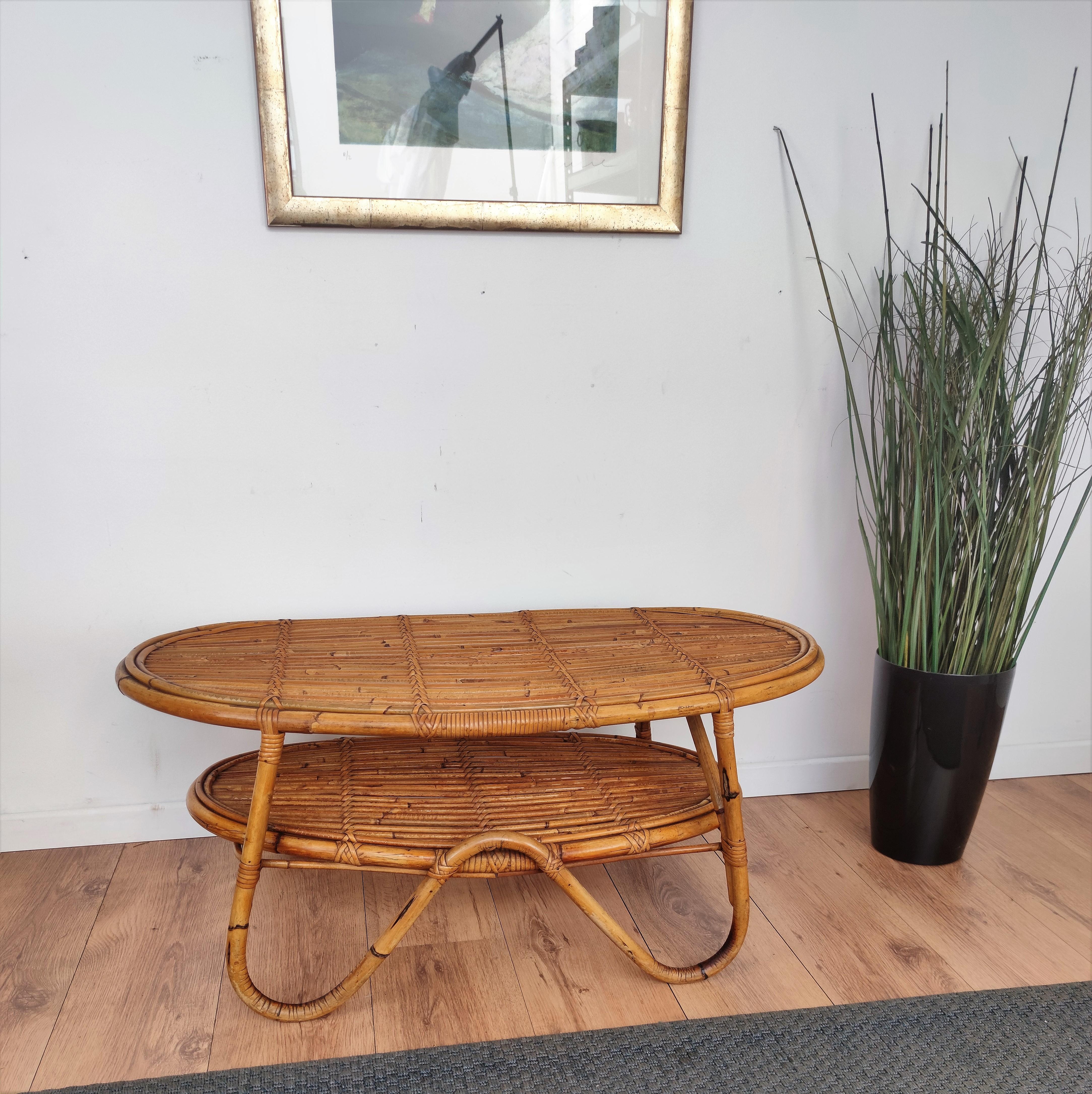 Beautiful 1960s Italian Mid-Century Modern oval accent and coffee table, perfect in any room as well as next to a sofa or in any bathroom. This charming piece is in the typical style of Dirk van Sliedrecht and Audoux and Minet where the organic
