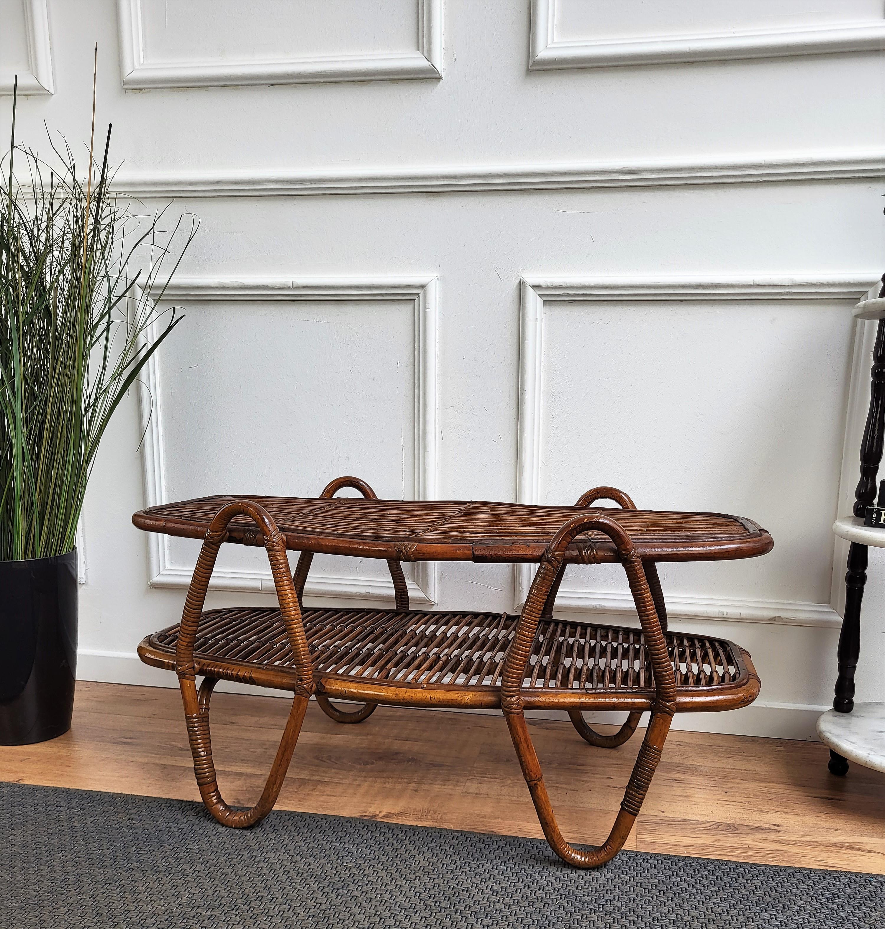 Beautiful 1960s Italian Mid-Century Modern oval accent and coffee table, perfect in any room as well as next to a sofa or in any bathroom. This charming piece is in the typical style of Dirk van Sliedrecht and Audoux and Minet where the organic