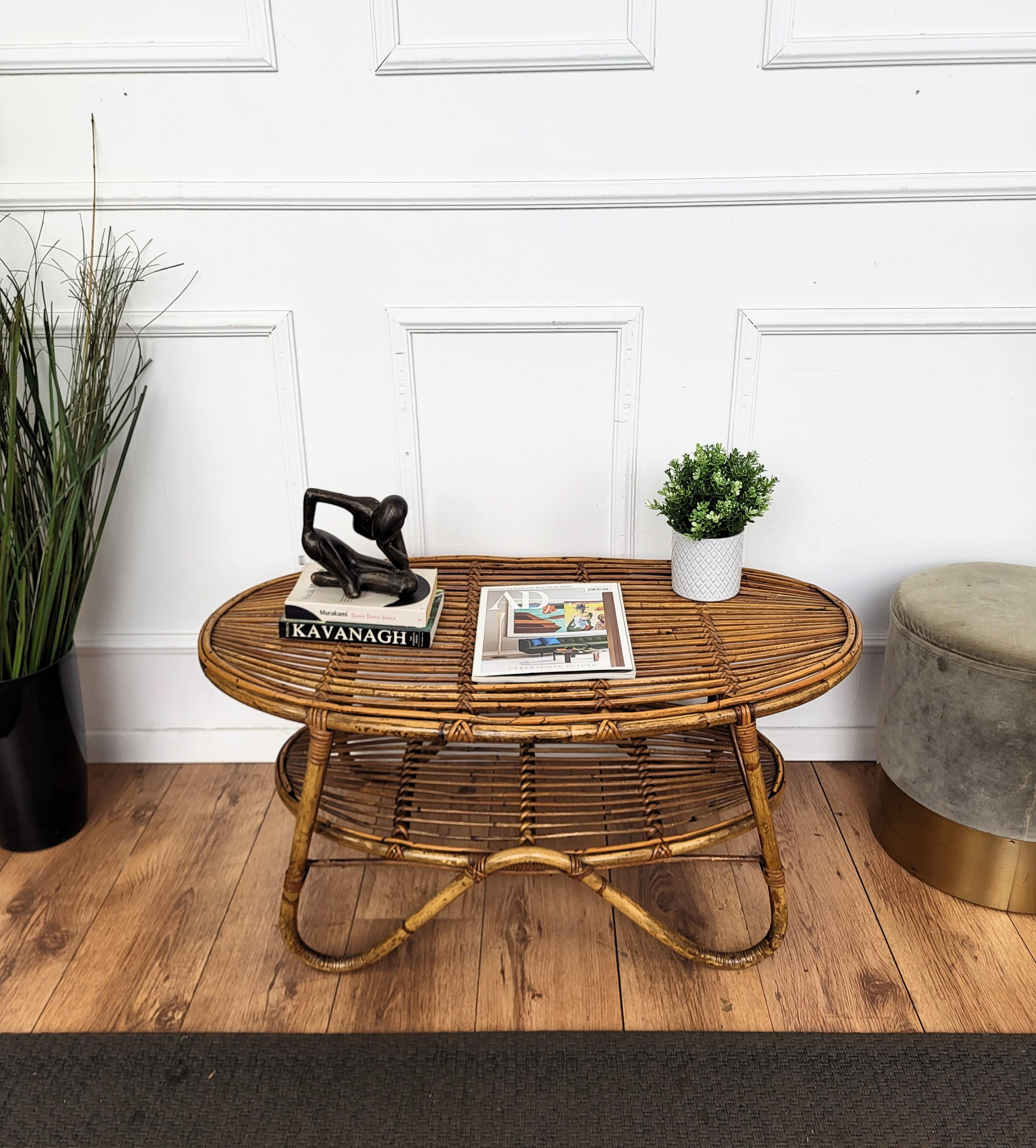 Schöner italienischer Mid-Century Modern ovaler Akzent- und Couchtisch aus den 1960er Jahren, perfekt in jedem Raum, neben einem Sofa oder in jedem Badezimmer. Dieses charmante Möbelstück ist im typischen Stil von Dirk van Sliedrecht und Audoux und
