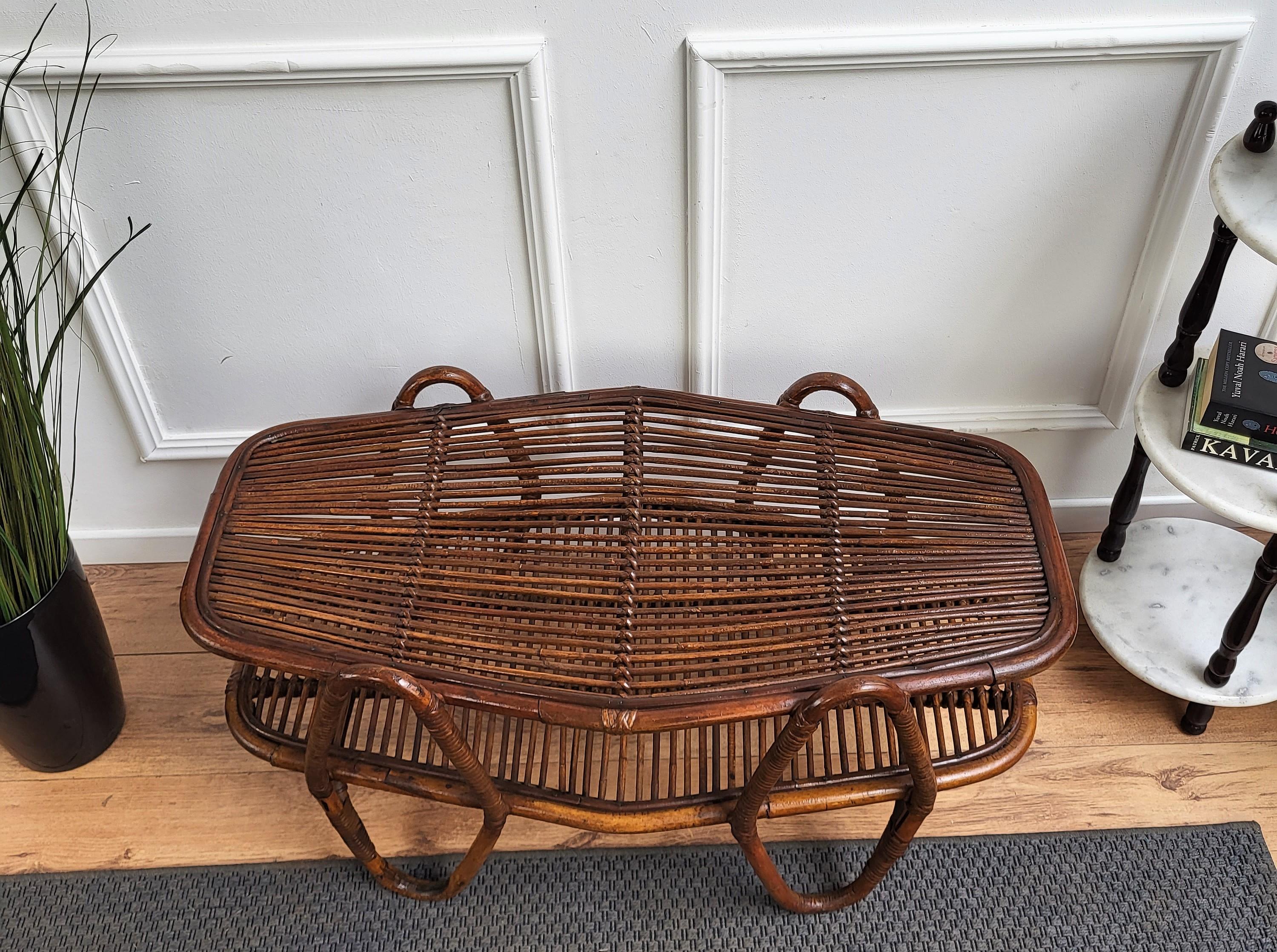 1960s Italian Bamboo Rattan Bohemian French Riviera Oval Coffee or Accent Table In Good Condition In Carimate, Como