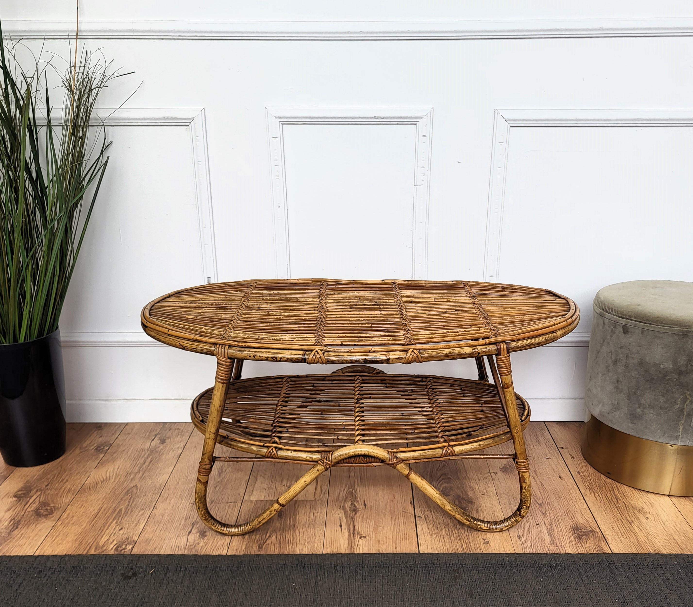 Ovaler Couchtisch oder Akzenttisch aus italienischem Bambus und Rattan, Bohemian French Riviera, 1960er Jahre (Organische Moderne) im Angebot