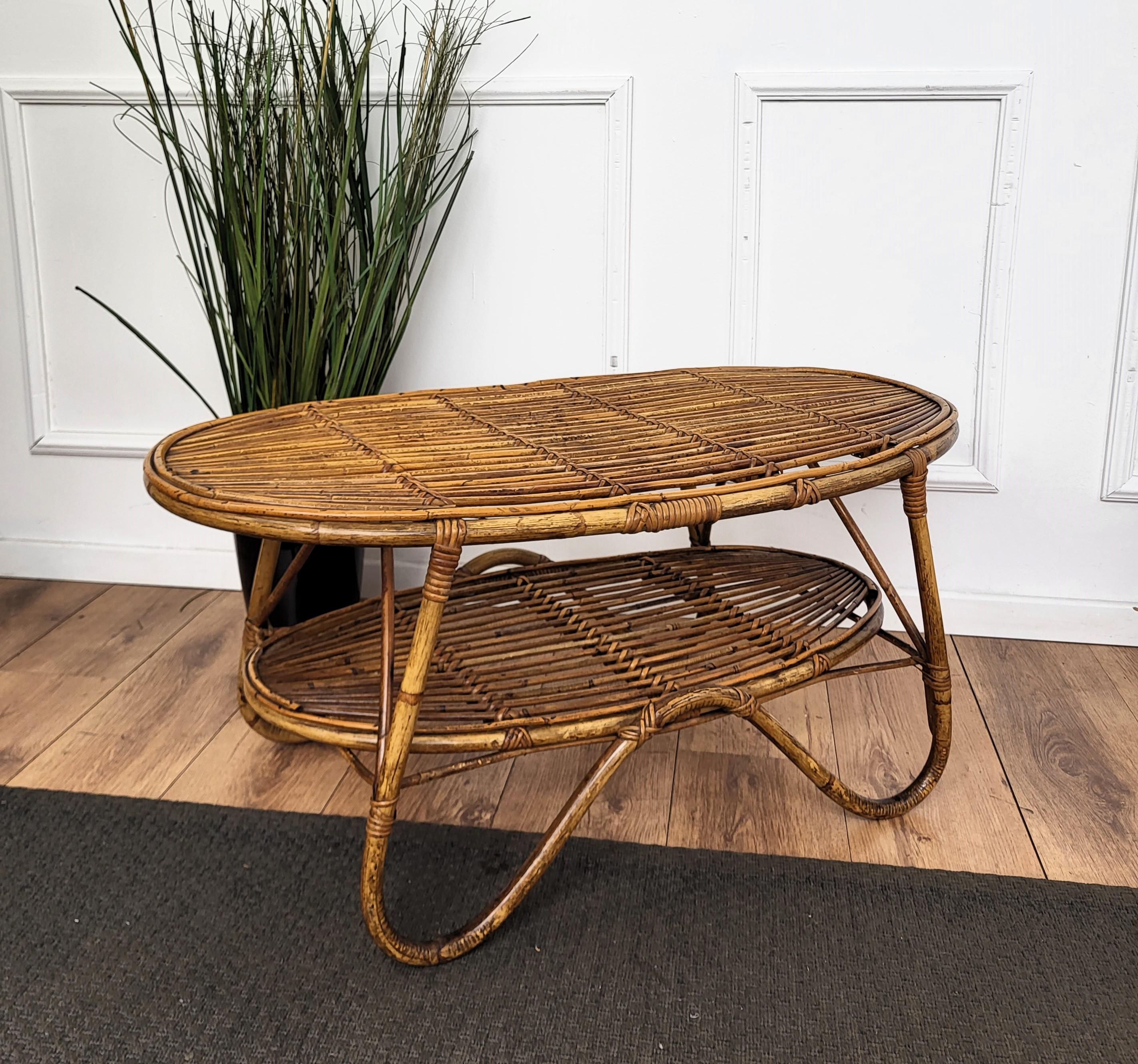 Ovaler Couchtisch oder Akzenttisch aus italienischem Bambus und Rattan, Bohemian French Riviera, 1960er Jahre (Italienisch) im Angebot
