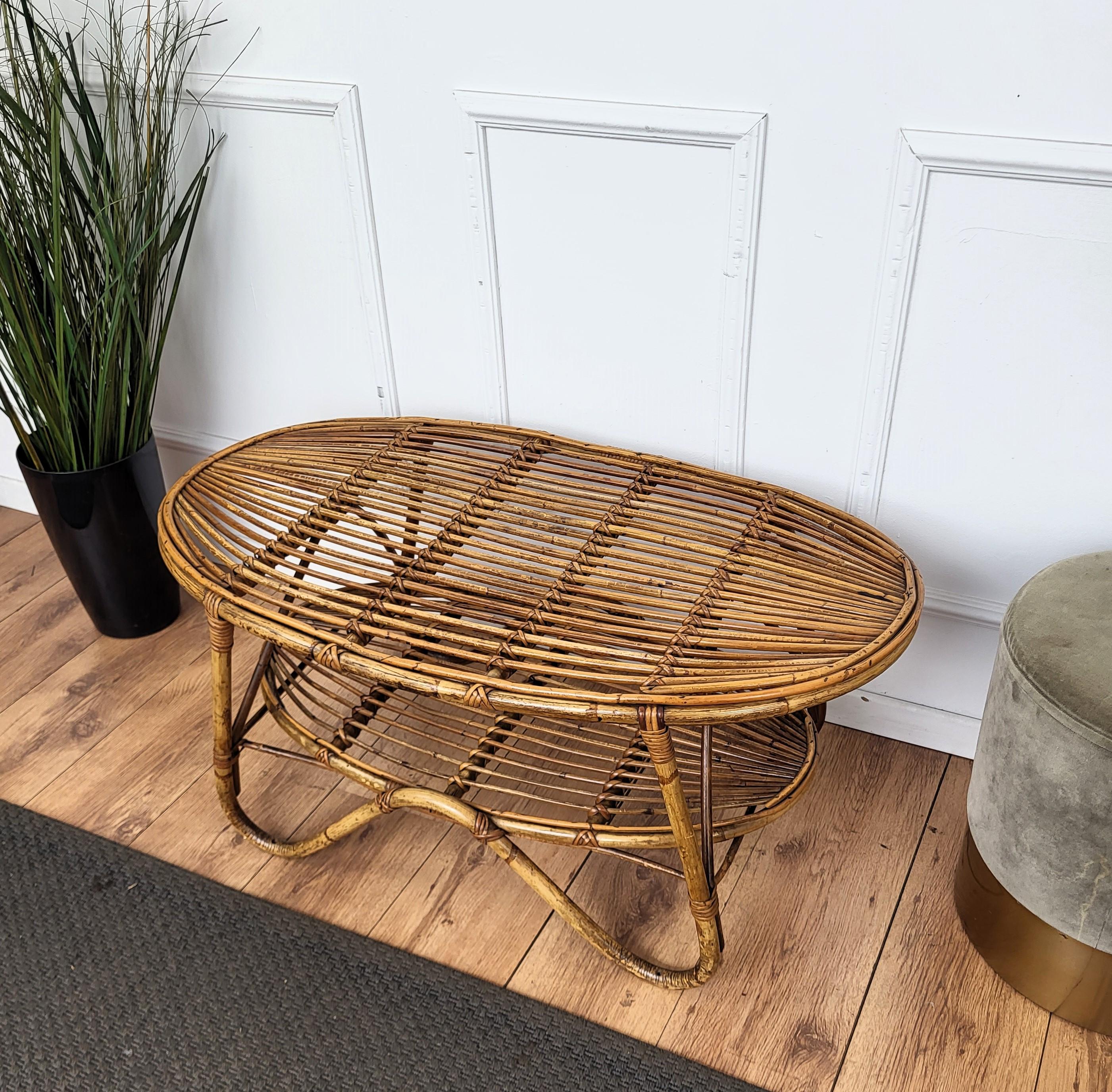 Ovaler Couchtisch oder Akzenttisch aus italienischem Bambus und Rattan, Bohemian French Riviera, 1960er Jahre (20. Jahrhundert) im Angebot