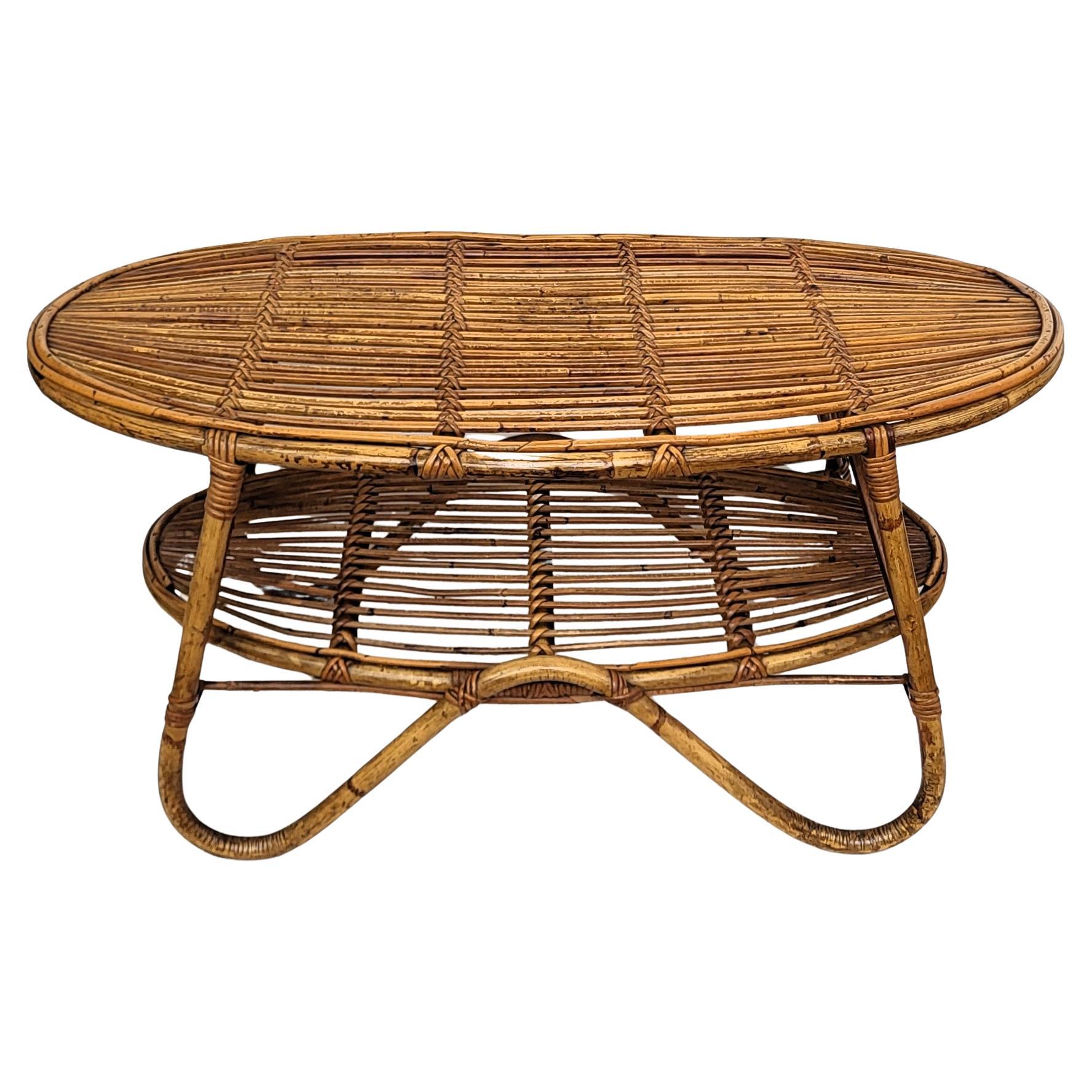Table basse ou table d'appoint ovale italienne des années 1960, en bambou et rotin, Bohème, Riviera française