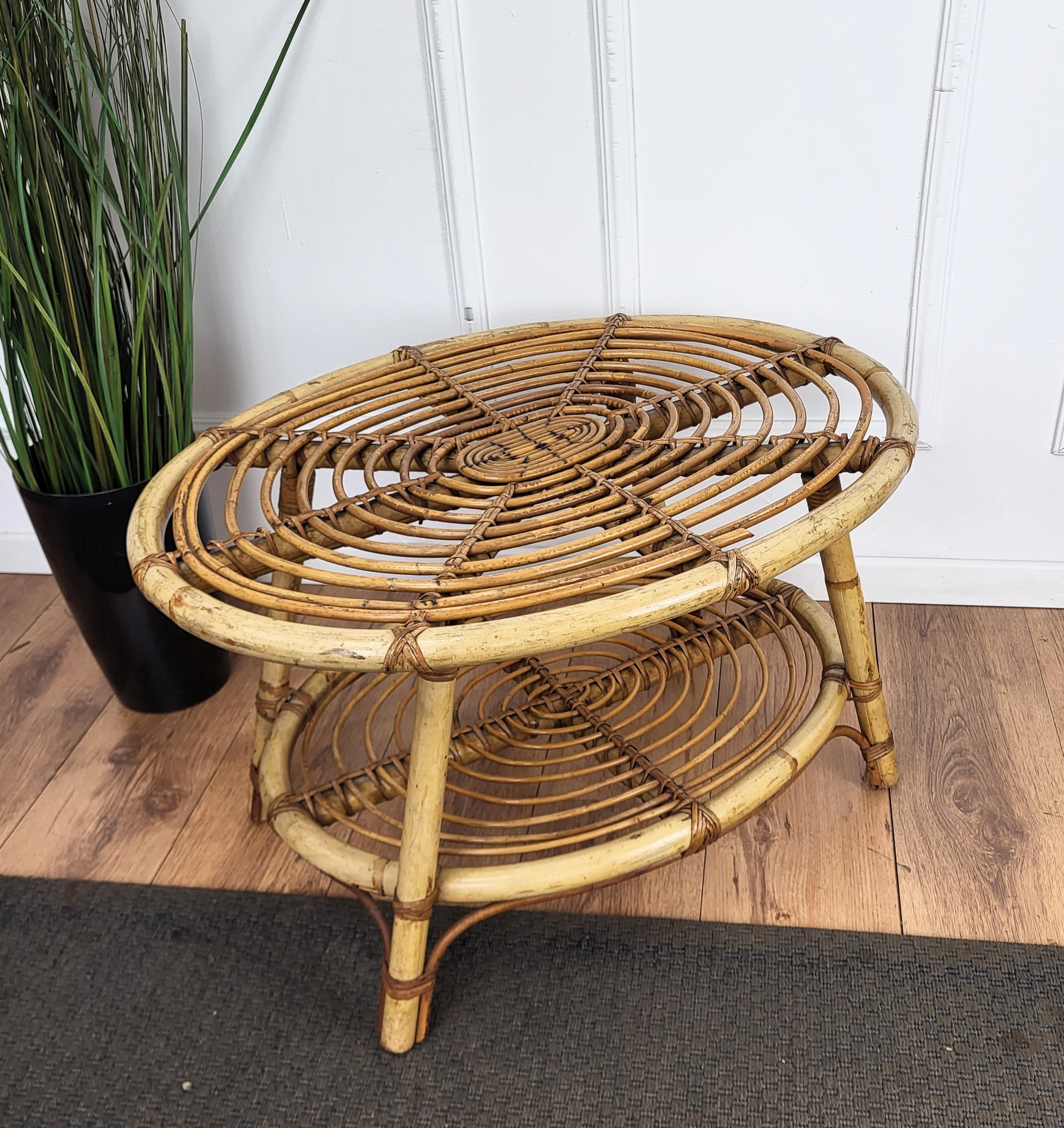 Beautiful 1960s Italian Mid-Century Modern oval round accent or coffee table, perfect in any room as well as in front or next to a sofa. This charming piece is in the typical style of Dirk van Sliedrecht and Audoux and Minet where the organic beauty