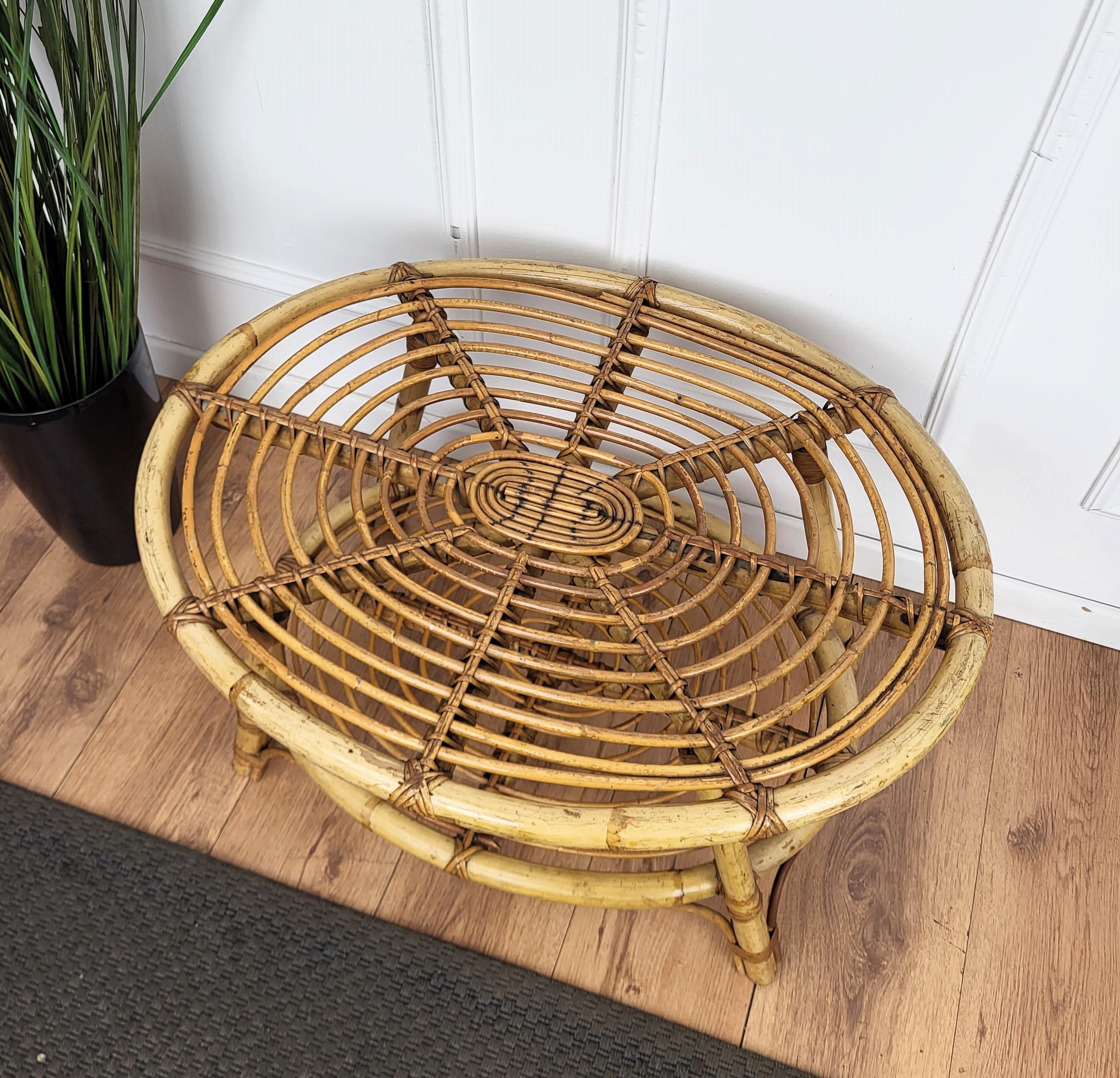 1960s Italian Bamboo Rattan Bohemian French Riviera Oval Coffee Table In Good Condition For Sale In Carimate, Como