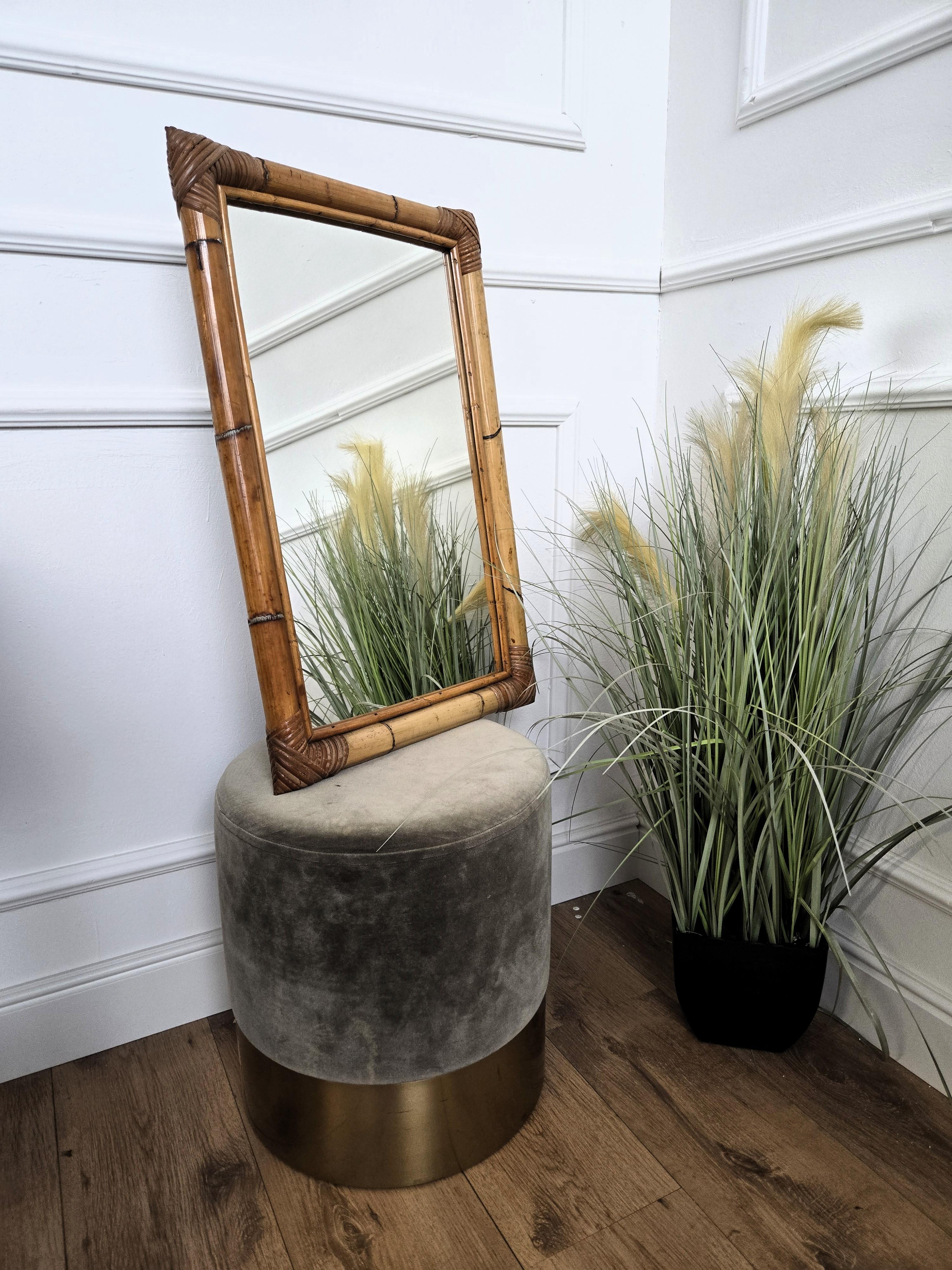 Magnifique miroir rectangulaire italien Mid-Century Modern des années 1960, parfait dans n'importe quelle pièce ou dans une chambre à coucher. Cette charmante pièce est dans le style typique d'Audoux et Minet où la beauté organique des matériaux