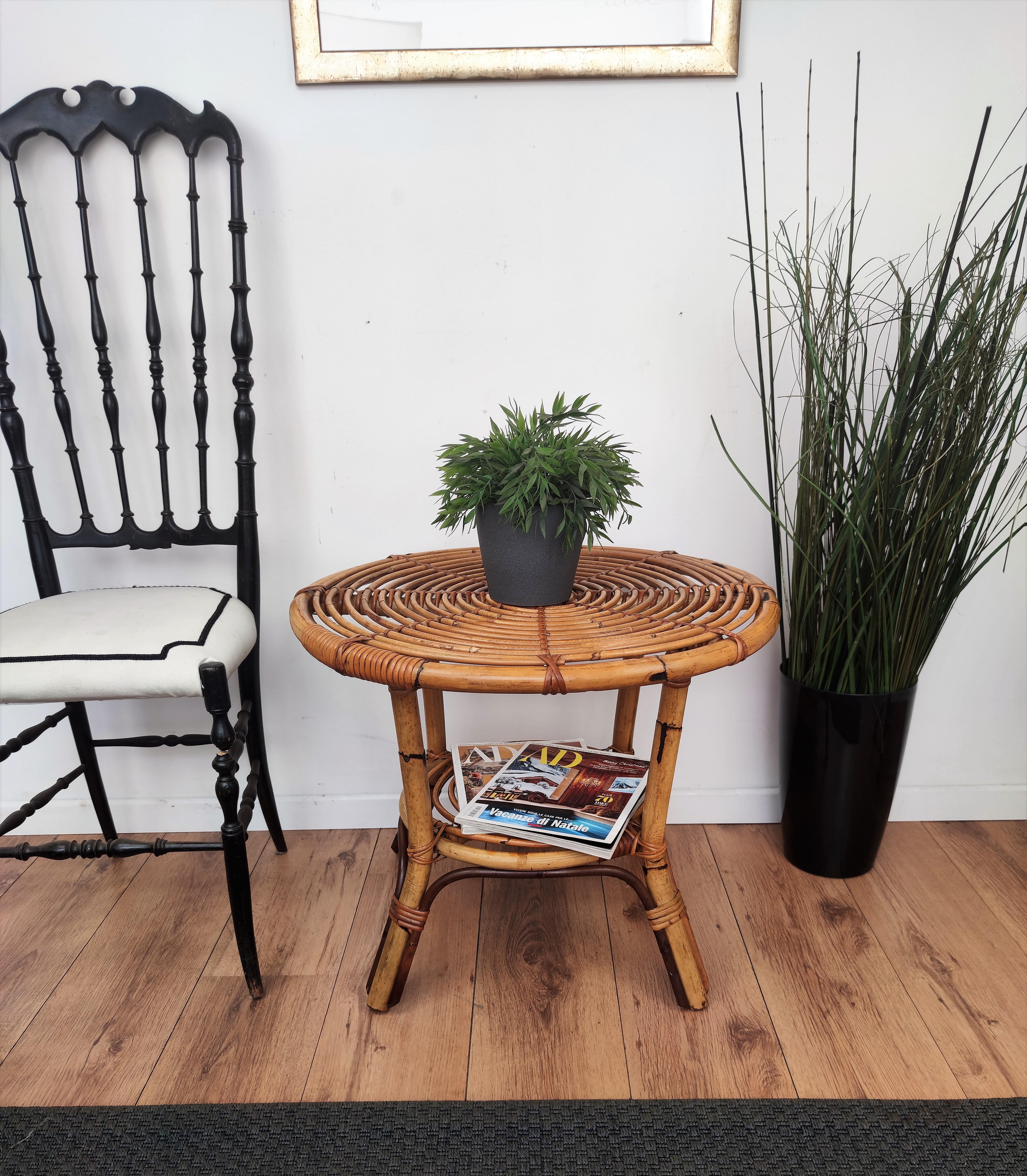Beautiful 1960s Italian Mid-Century Modern round accent and coffee table, perfect in any room as well as next to a sofa or in any bathroom. This charming piece is in the typical style of Audoux and Minet where the organic beauty of the woven